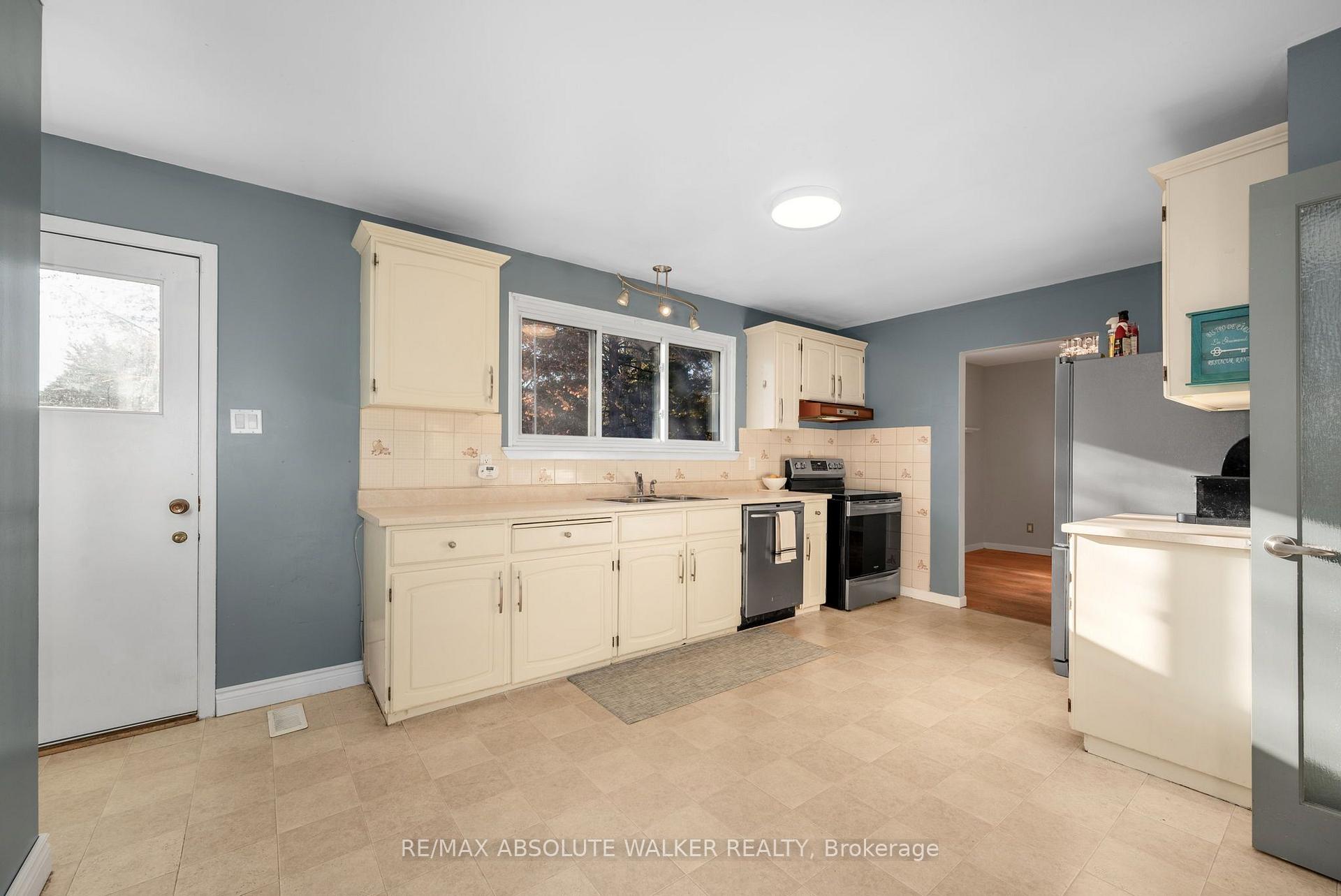 Photo 13 of 18 Silver Aspen Crescent, Ottawa, Blackburn Hamlet — HOMEH