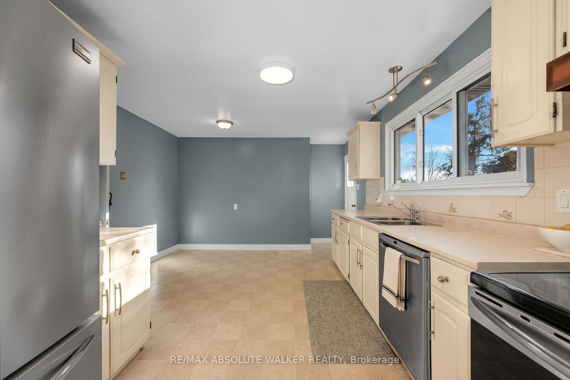 Photo 15 of 18 Silver Aspen Crescent, Ottawa, Blackburn Hamlet — HOMEH
