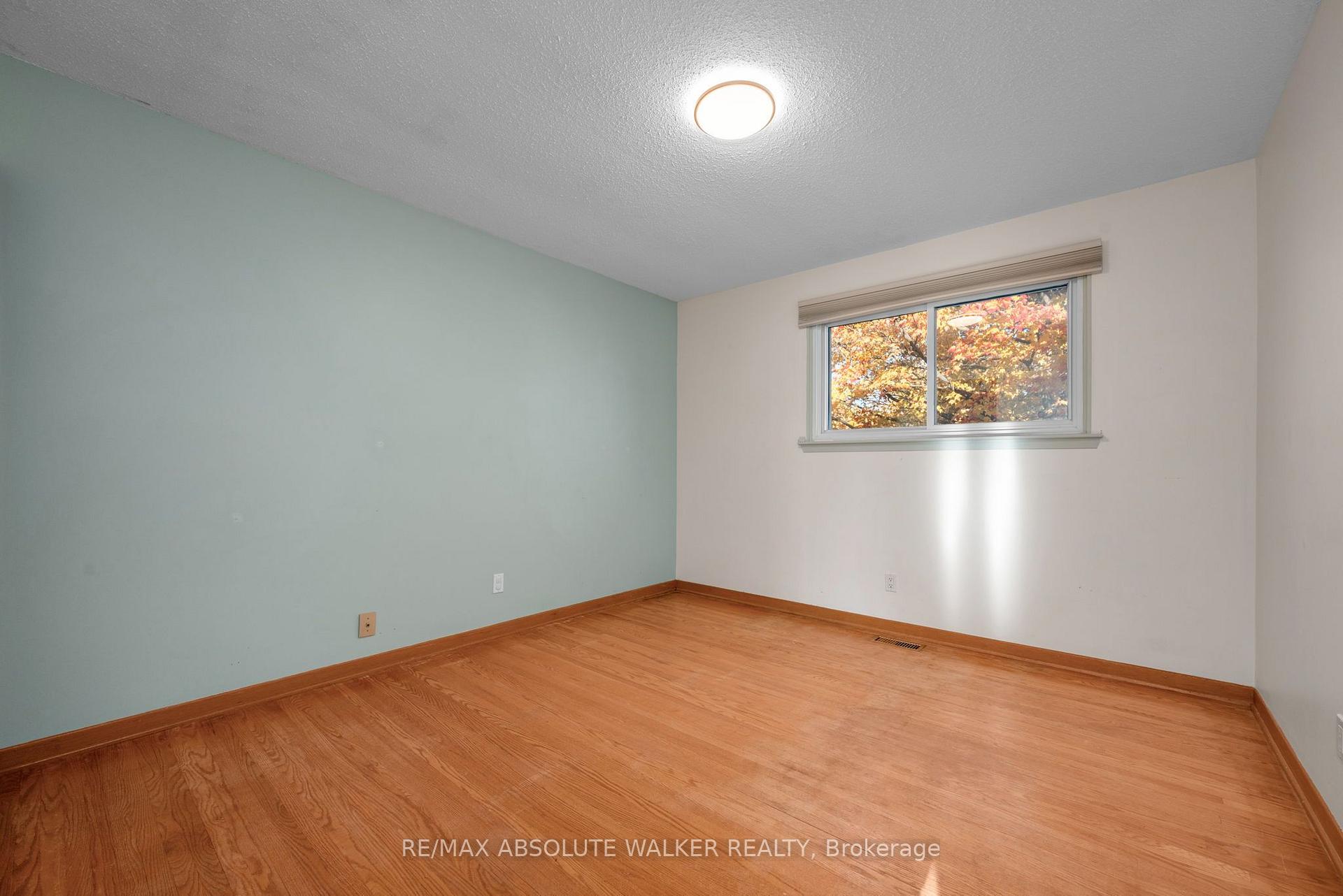 Photo 23 of 18 Silver Aspen Crescent, Ottawa, Blackburn Hamlet — HOMEH