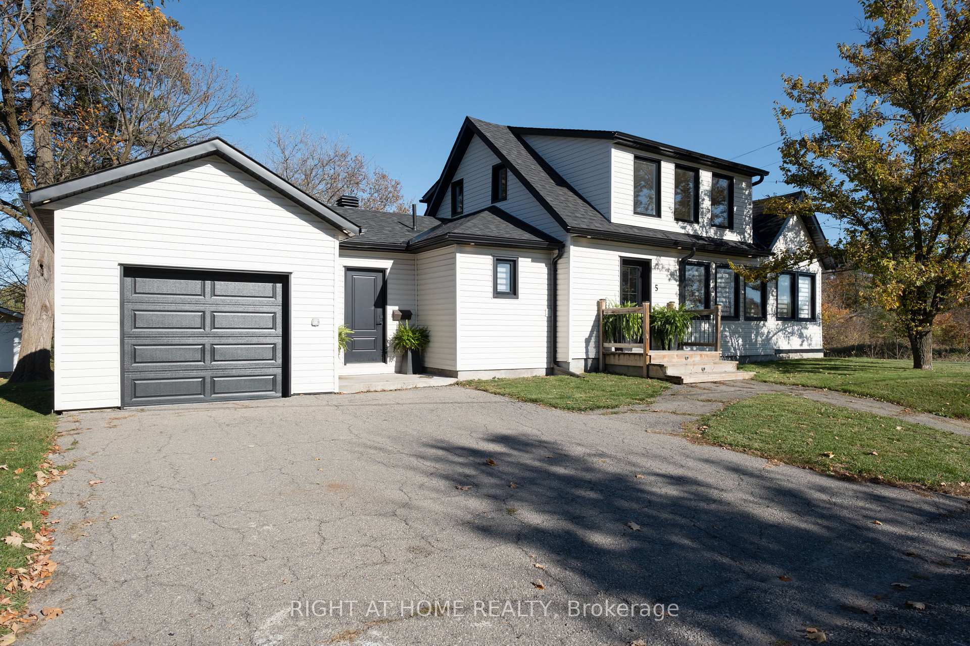 Photo 1 of 5 Stadaconna Street, McNab/Braeside, Mcnab/Braeside Twps — HOMEH