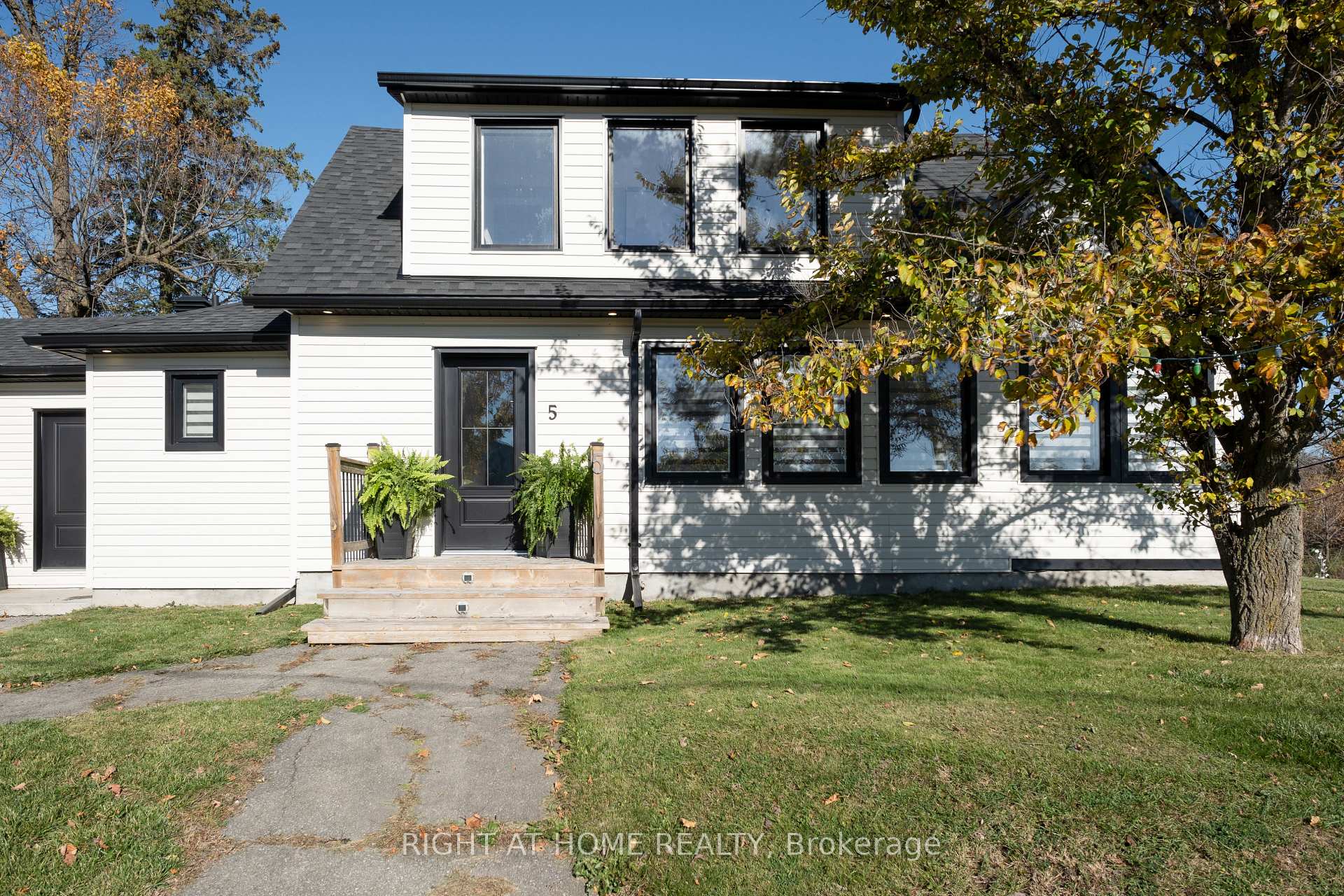 Photo 2 of 5 Stadaconna Street, McNab/Braeside, Mcnab/Braeside Twps — HOMEH