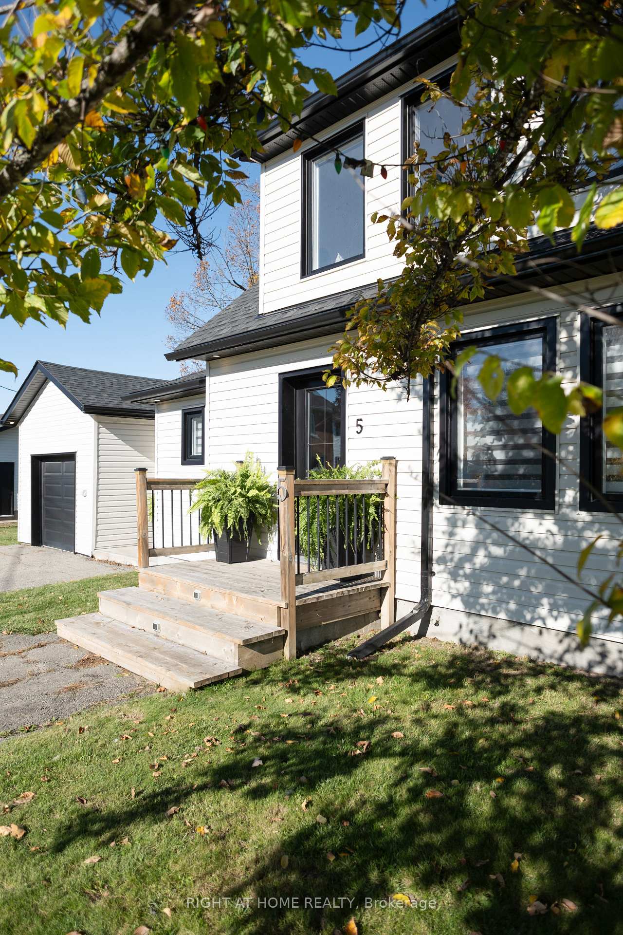 Photo 3 of 5 Stadaconna Street, McNab/Braeside, Mcnab/Braeside Twps — HOMEH