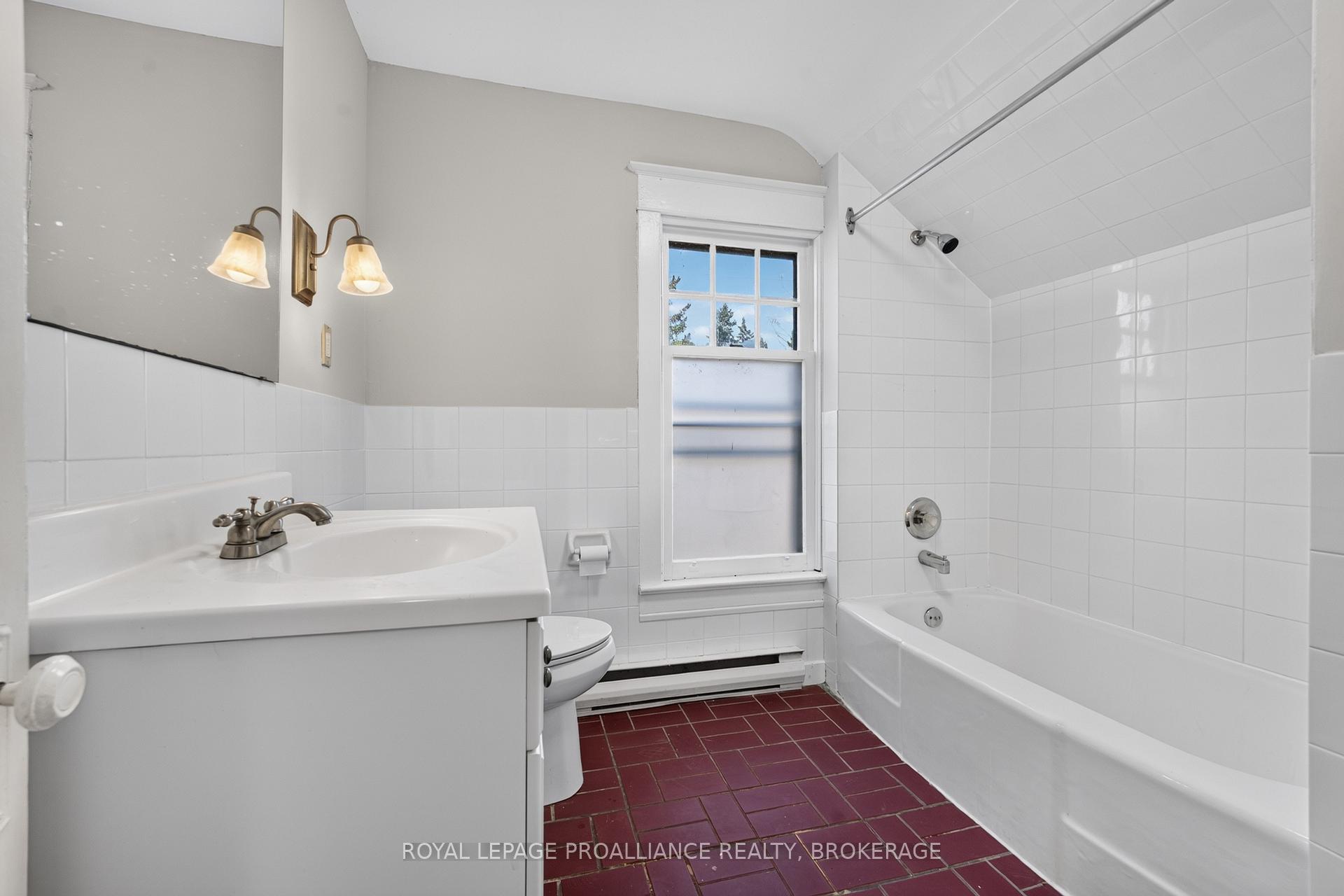 Photo 18 of 558 Brock Street, Kingston, Central City East — HOMEH