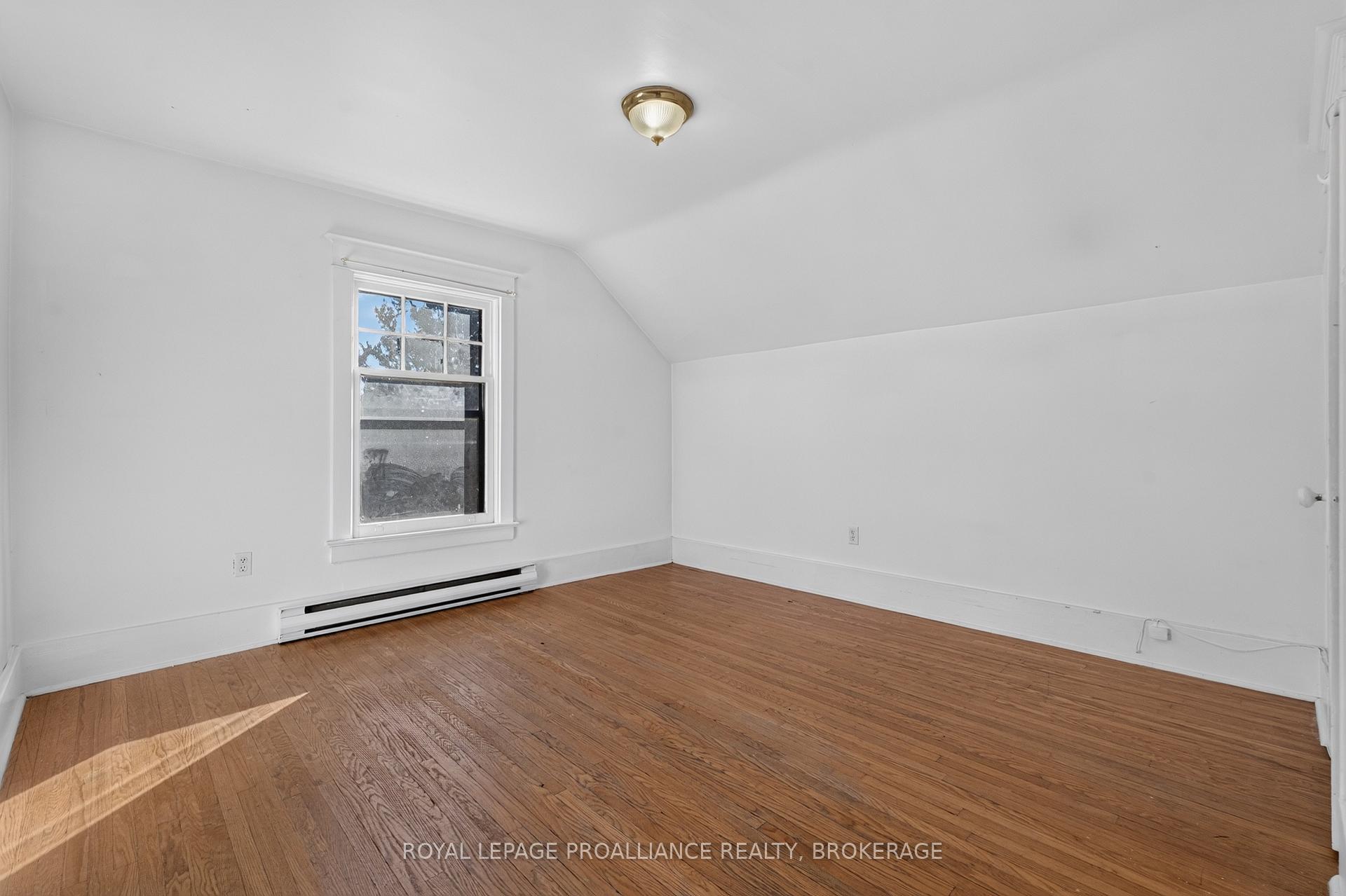 Photo 19 of 558 Brock Street, Kingston, Central City East — HOMEH