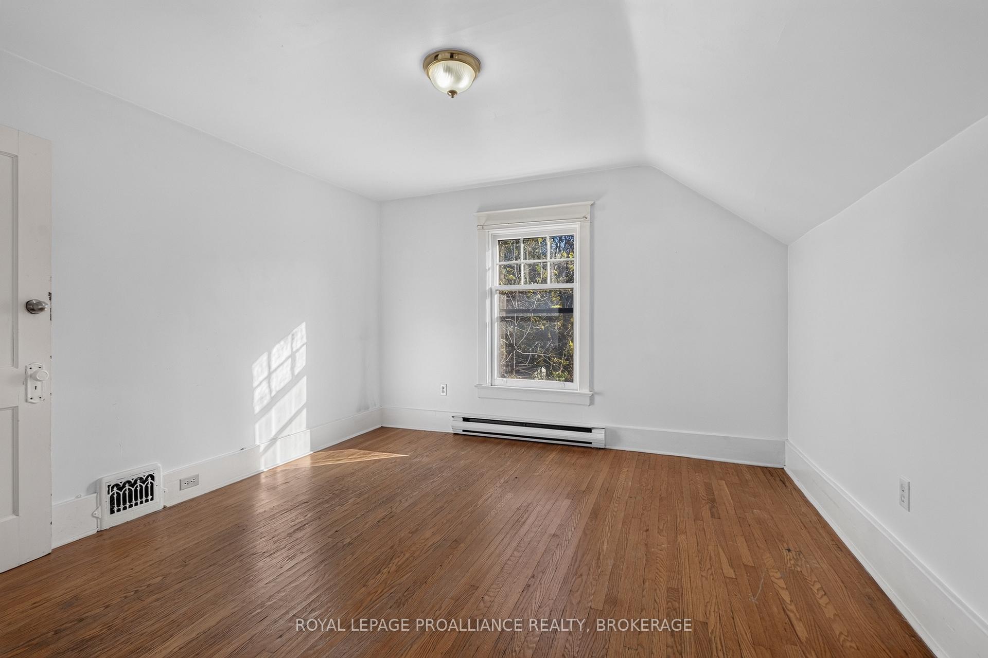 Photo 20 of 558 Brock Street, Kingston, Central City East — HOMEH