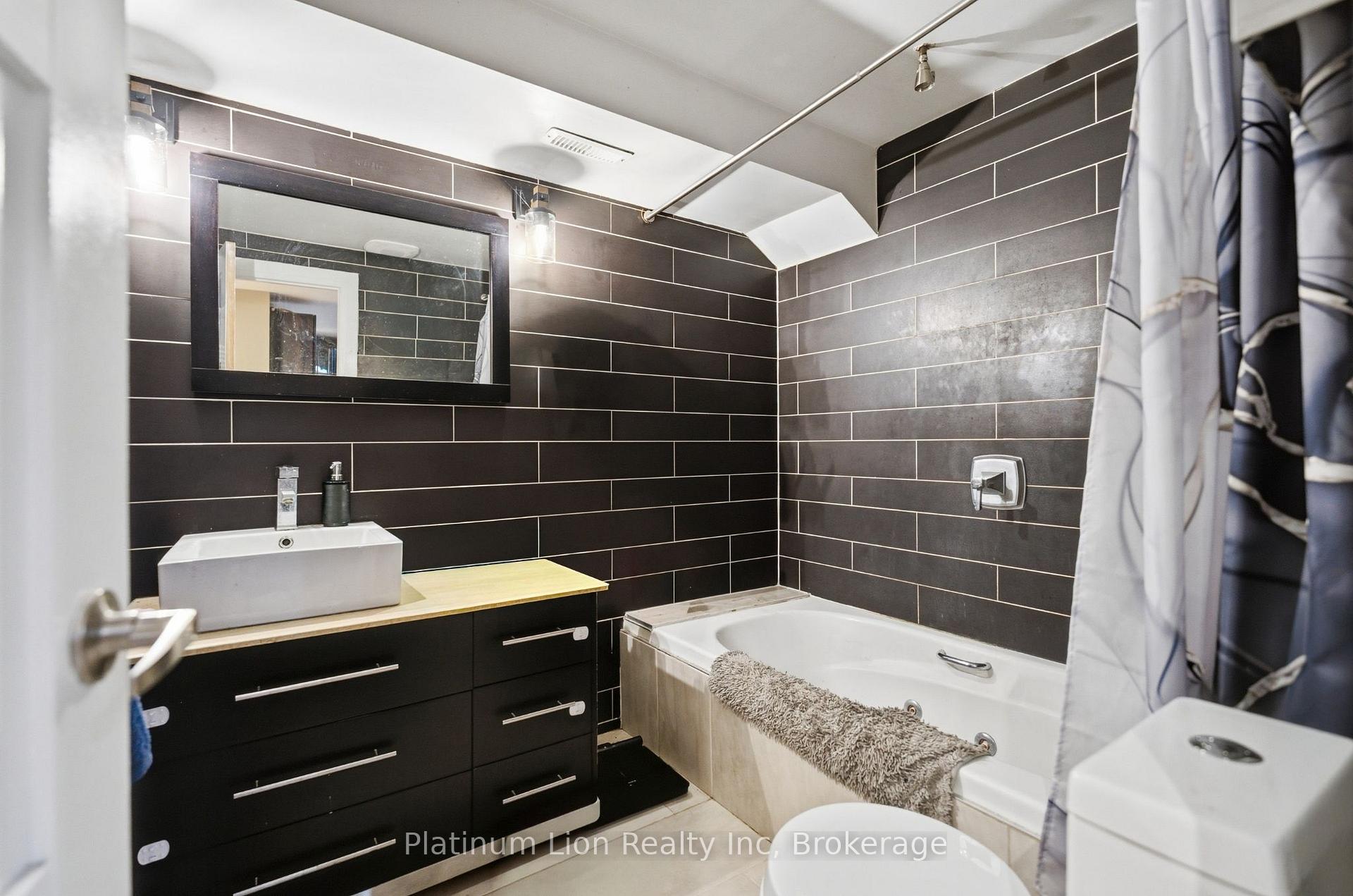 Photo 25 of 139 Euclid Avenue, Toronto, Trinity-Bellwoods — HOMEH