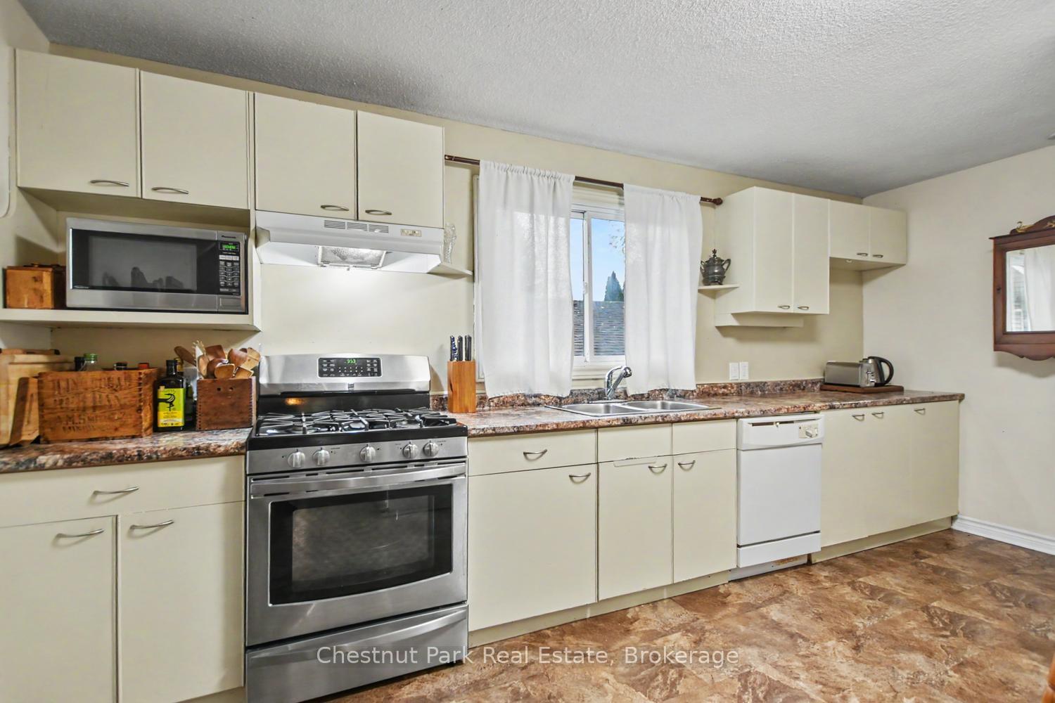 Photo 13 of 491 Minnesota Street, Collingwood — HOMEH
