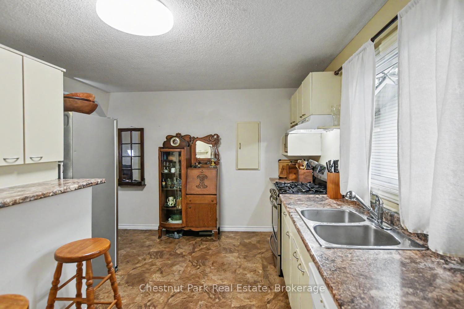 Photo 15 of 491 Minnesota Street, Collingwood — HOMEH