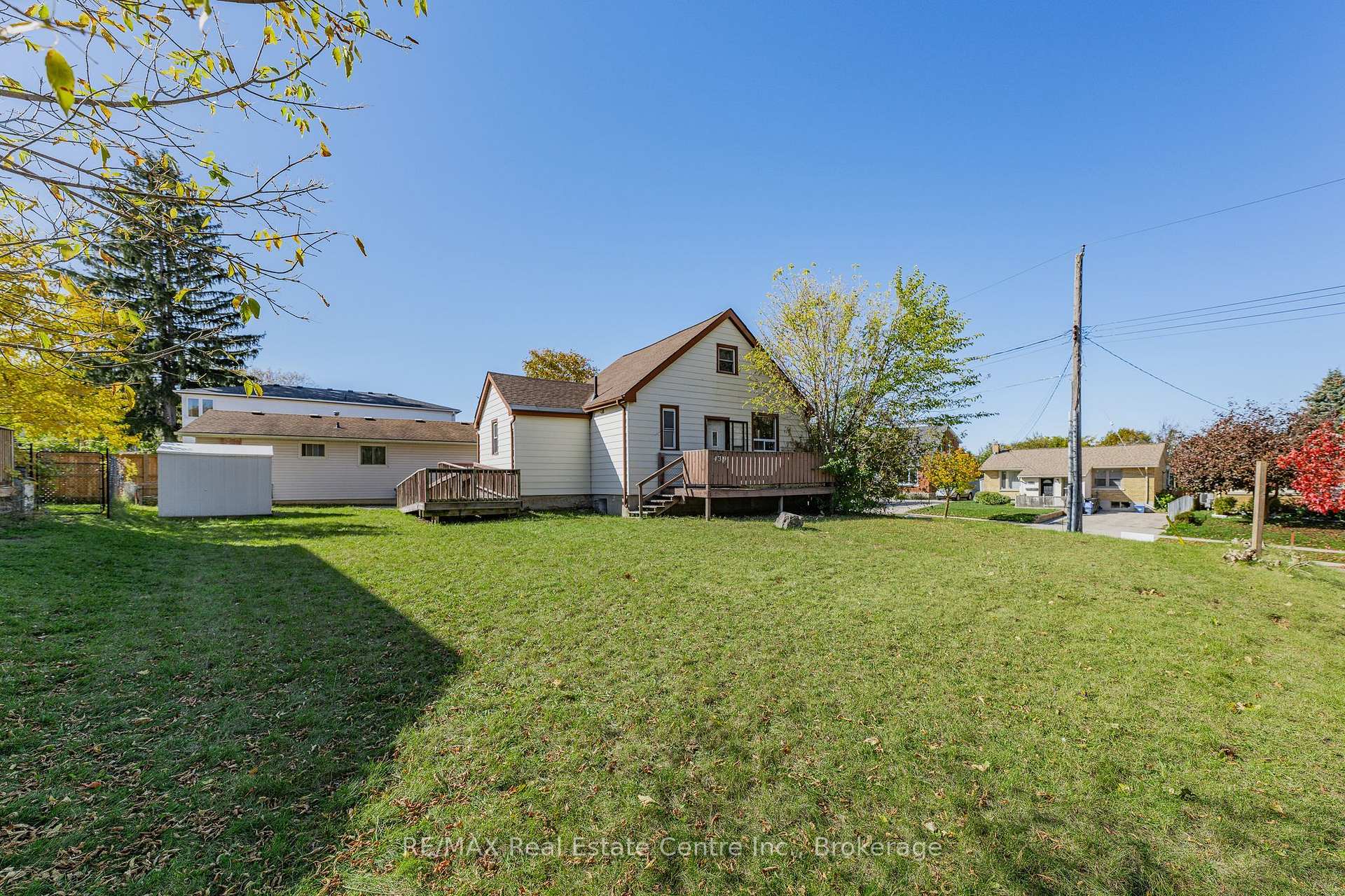 Photo 2 of 439 Alice Avenue, Kitchener, Victoria Hills — HOMEH