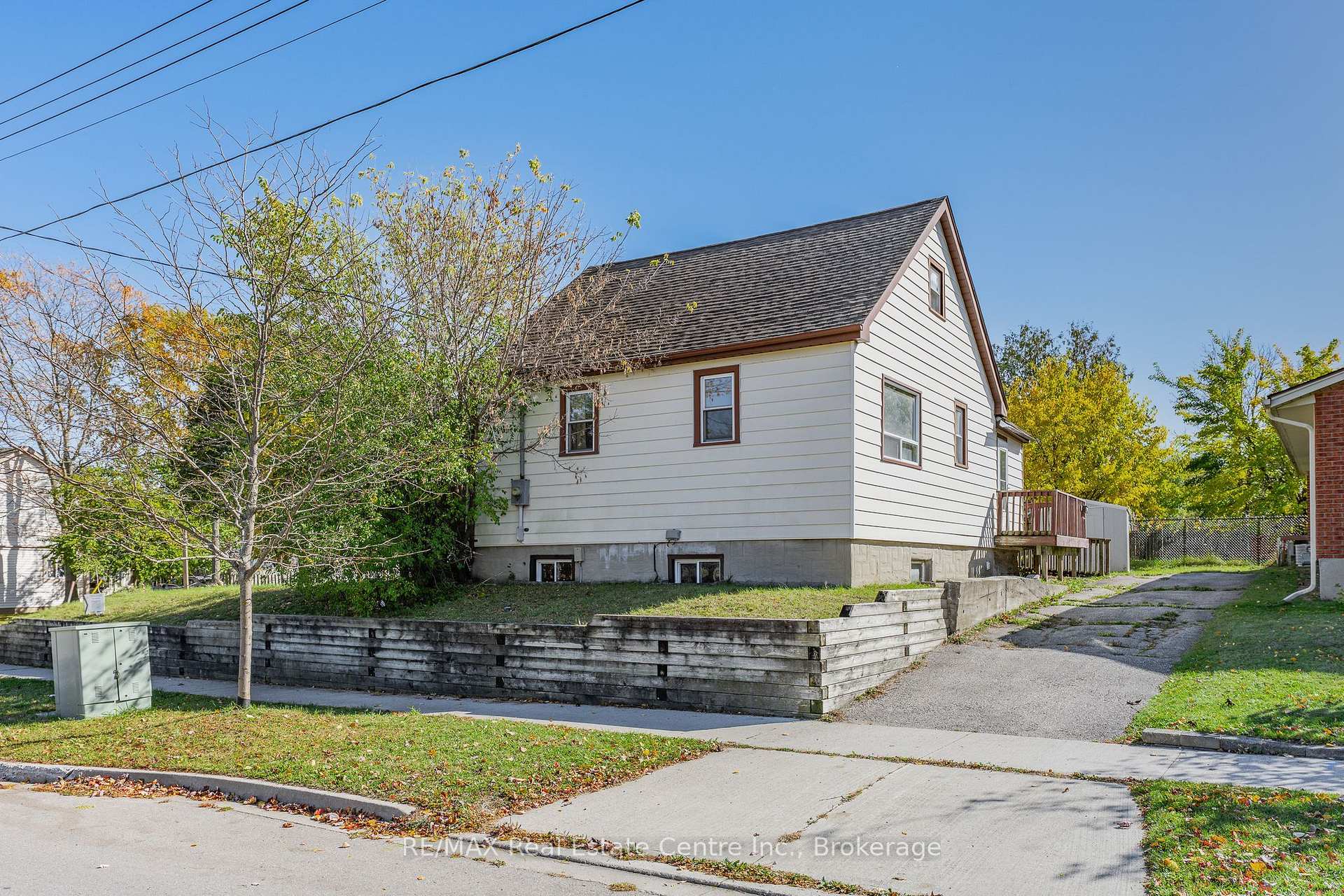 Photo 3 of 439 Alice Avenue, Kitchener, Victoria Hills — HOMEH