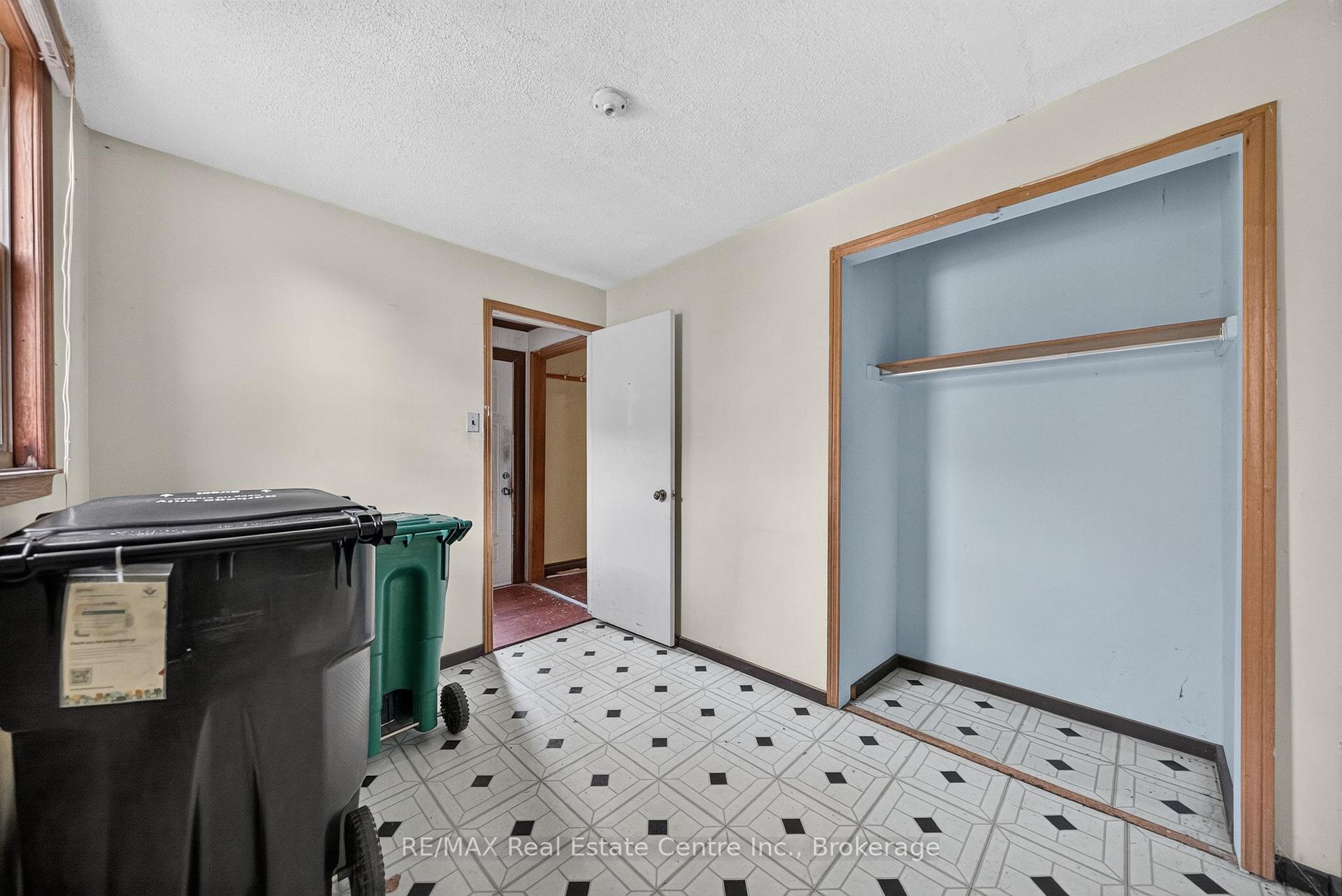 Photo 8 of 439 Alice Avenue, Kitchener, Victoria Hills — HOMEH