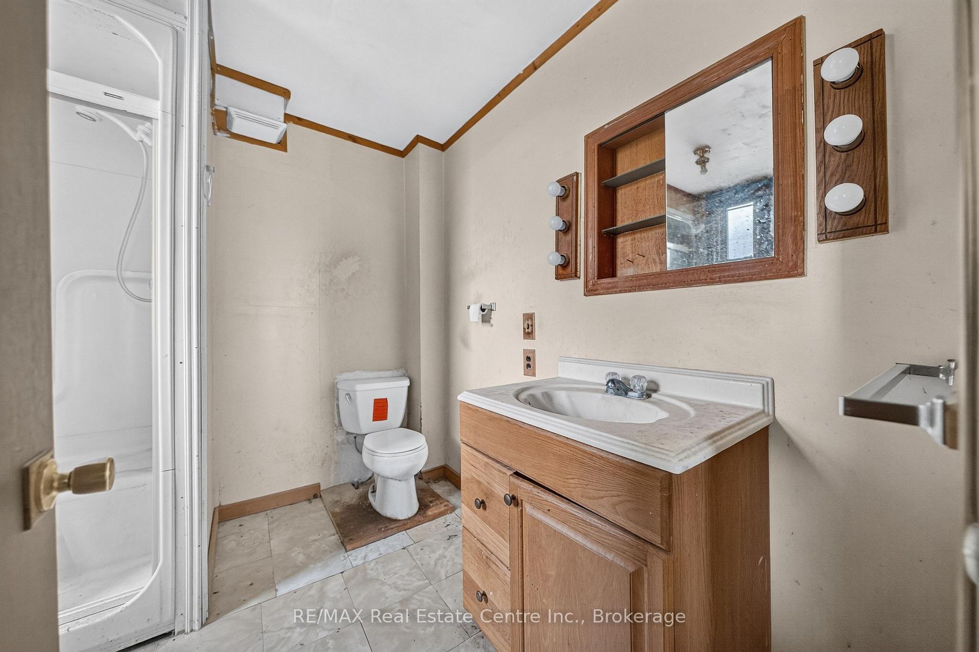 Photo 10 of 439 Alice Avenue, Kitchener, Victoria Hills — HOMEH