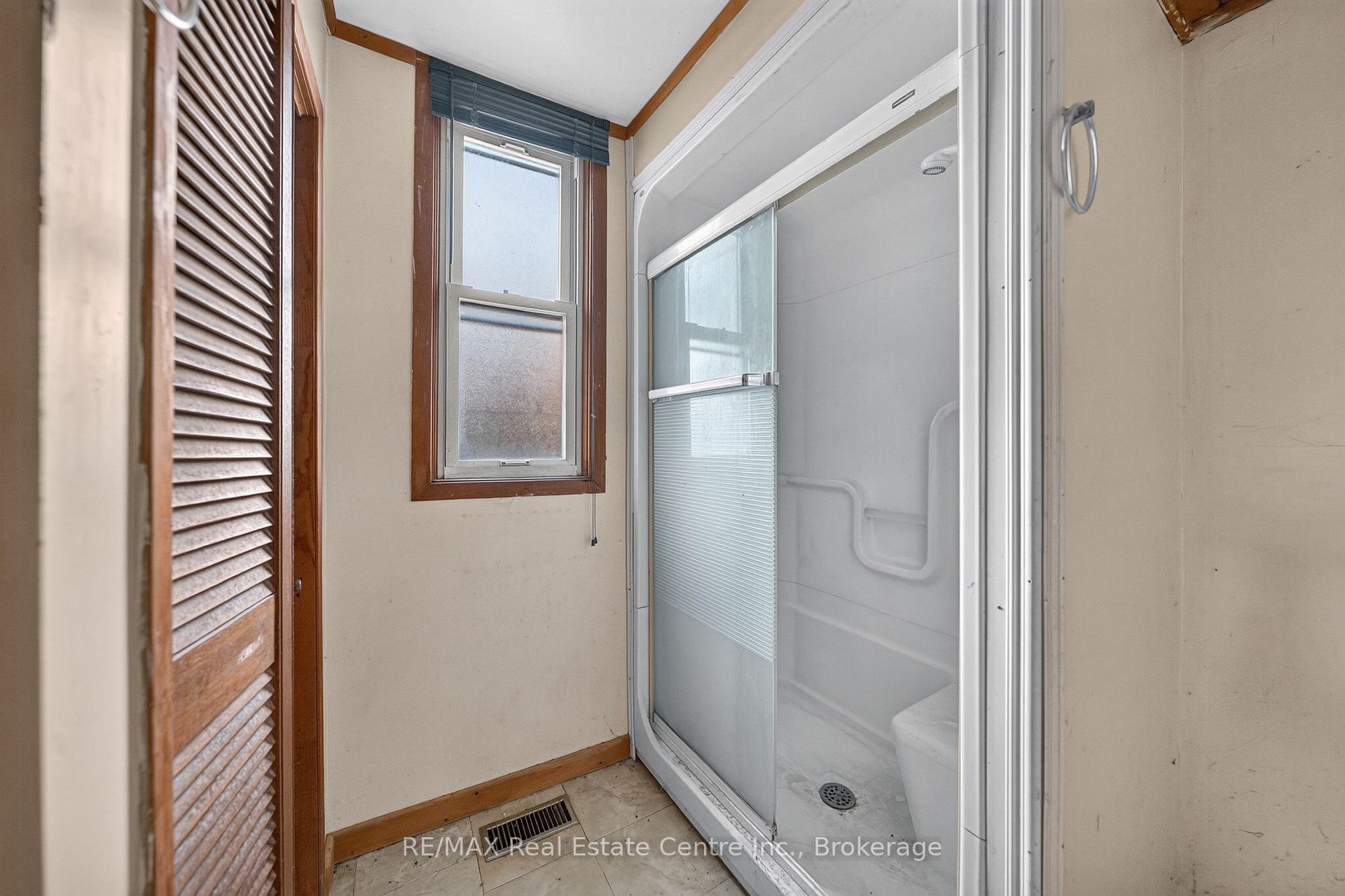 Photo 11 of 439 Alice Avenue, Kitchener, Victoria Hills — HOMEH