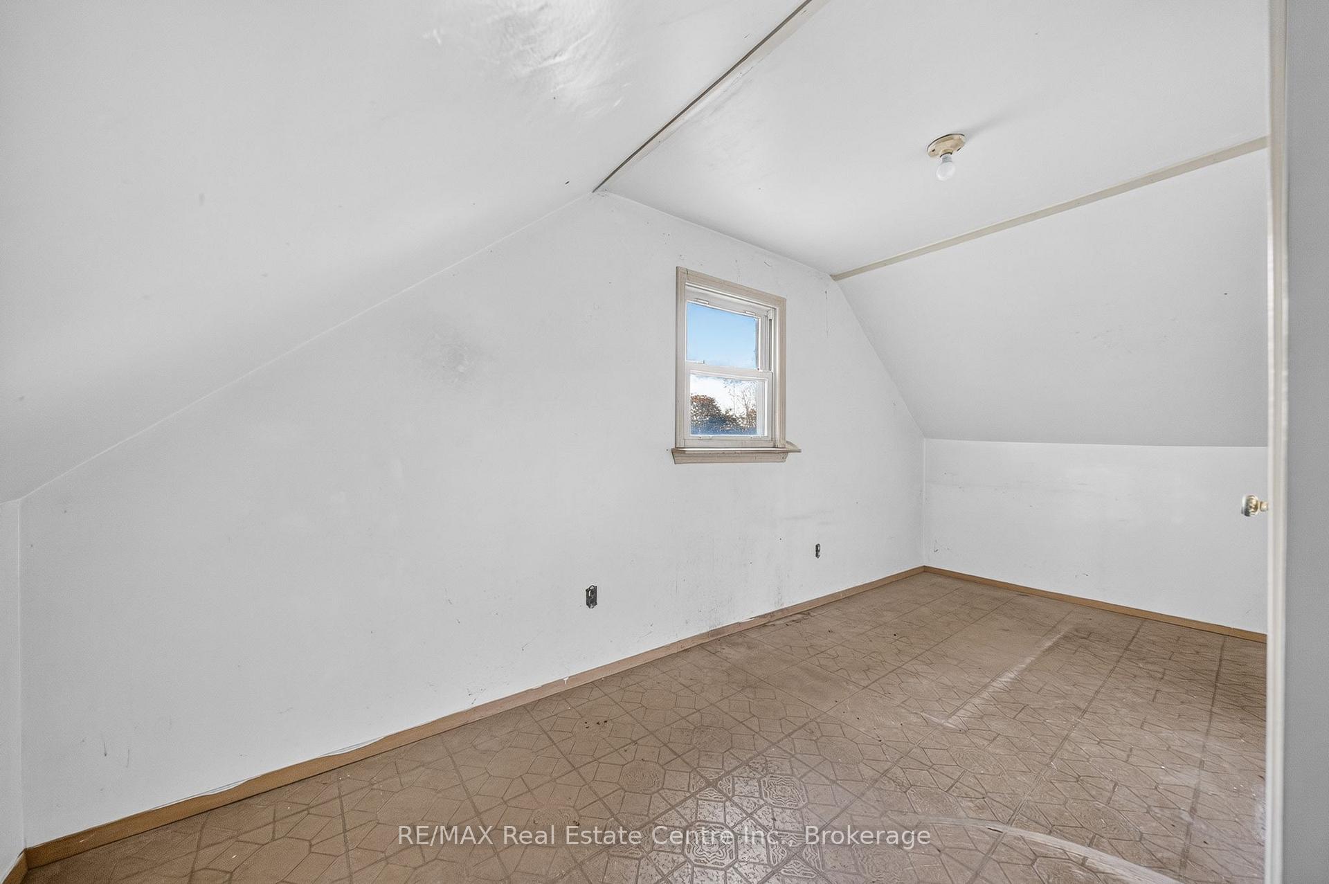 Photo 12 of 439 Alice Avenue, Kitchener, Victoria Hills — HOMEH