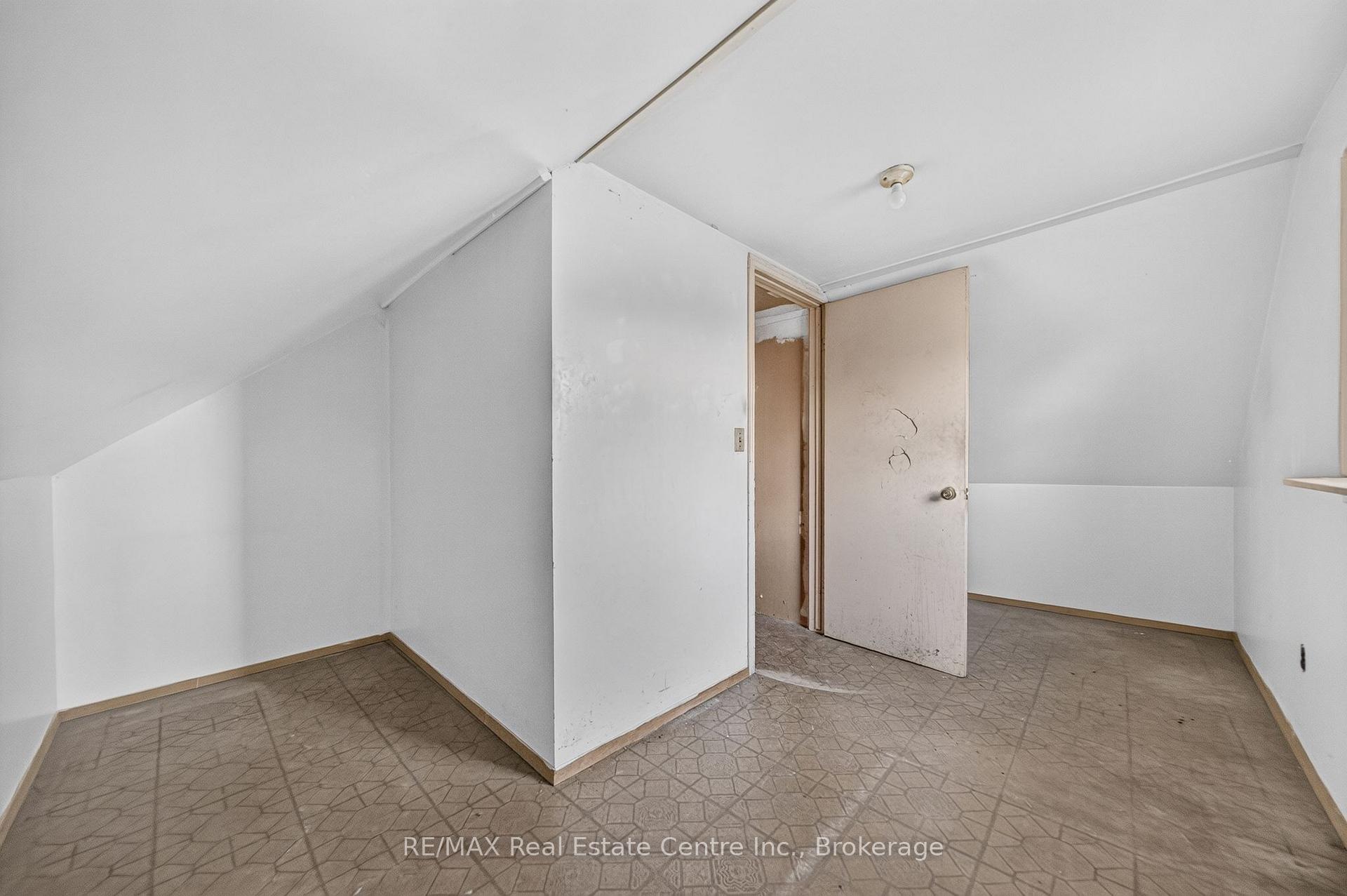 Photo 13 of 439 Alice Avenue, Kitchener, Victoria Hills — HOMEH