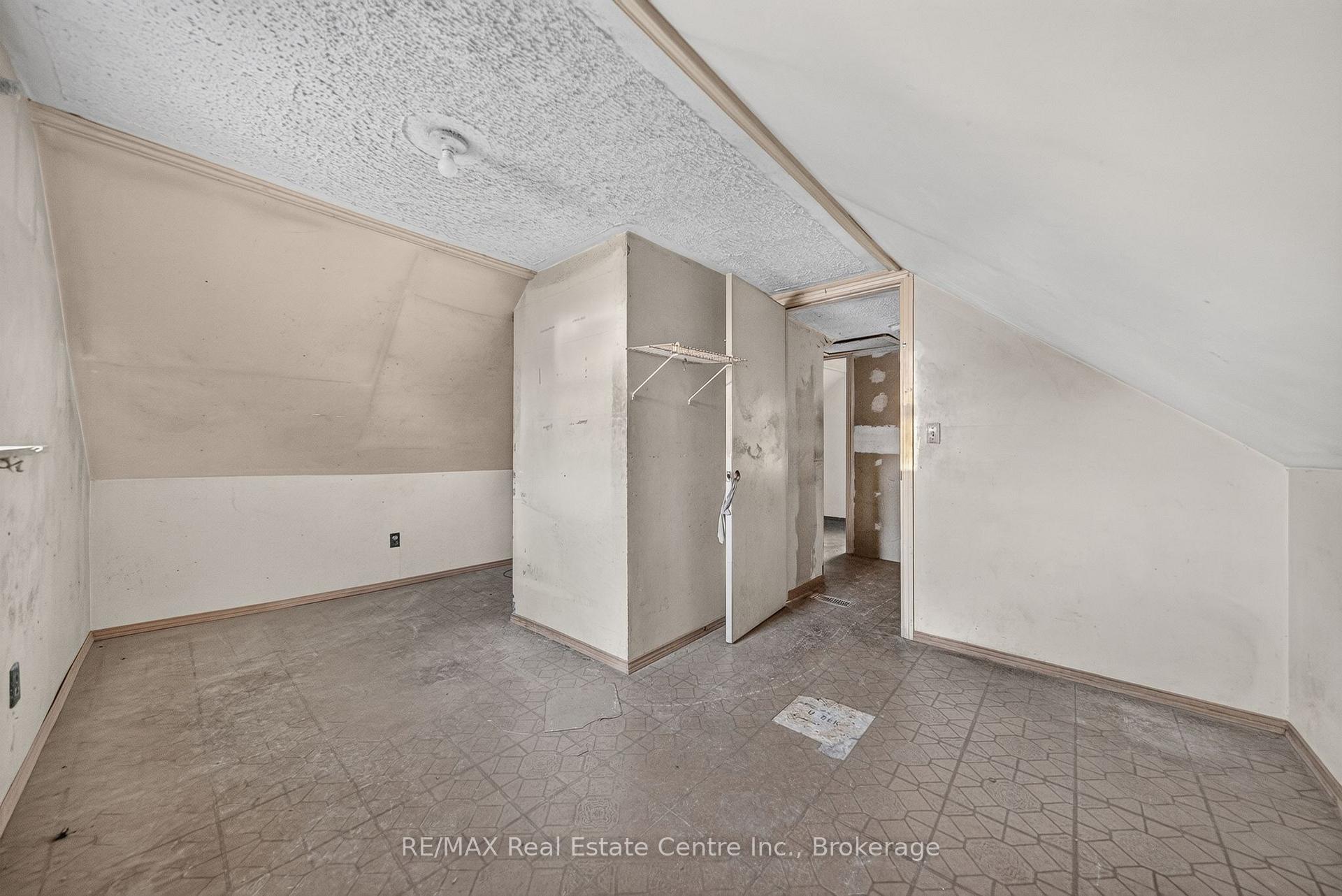 Photo 14 of 439 Alice Avenue, Kitchener, Victoria Hills — HOMEH