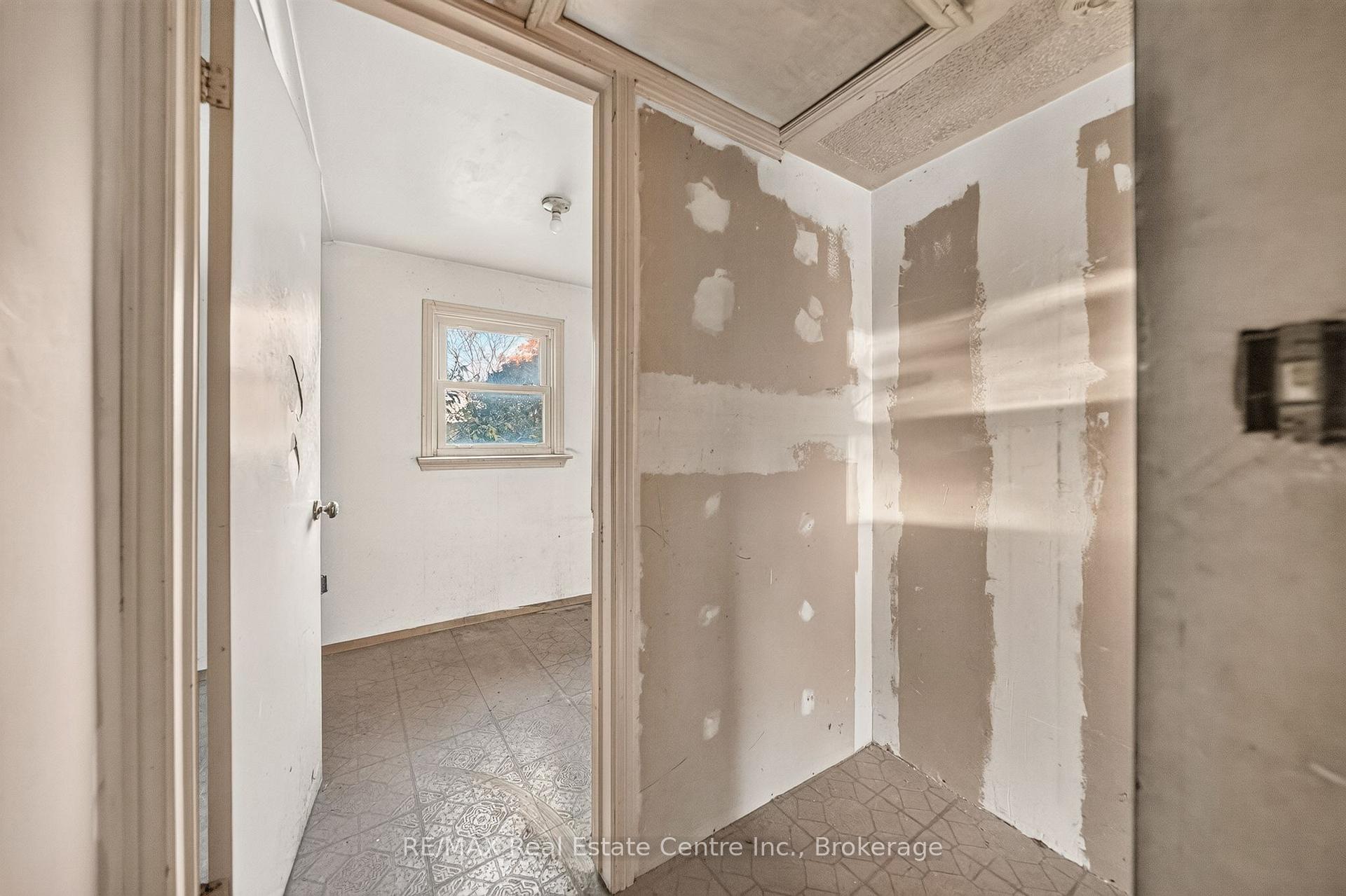 Photo 15 of 439 Alice Avenue, Kitchener, Victoria Hills — HOMEH