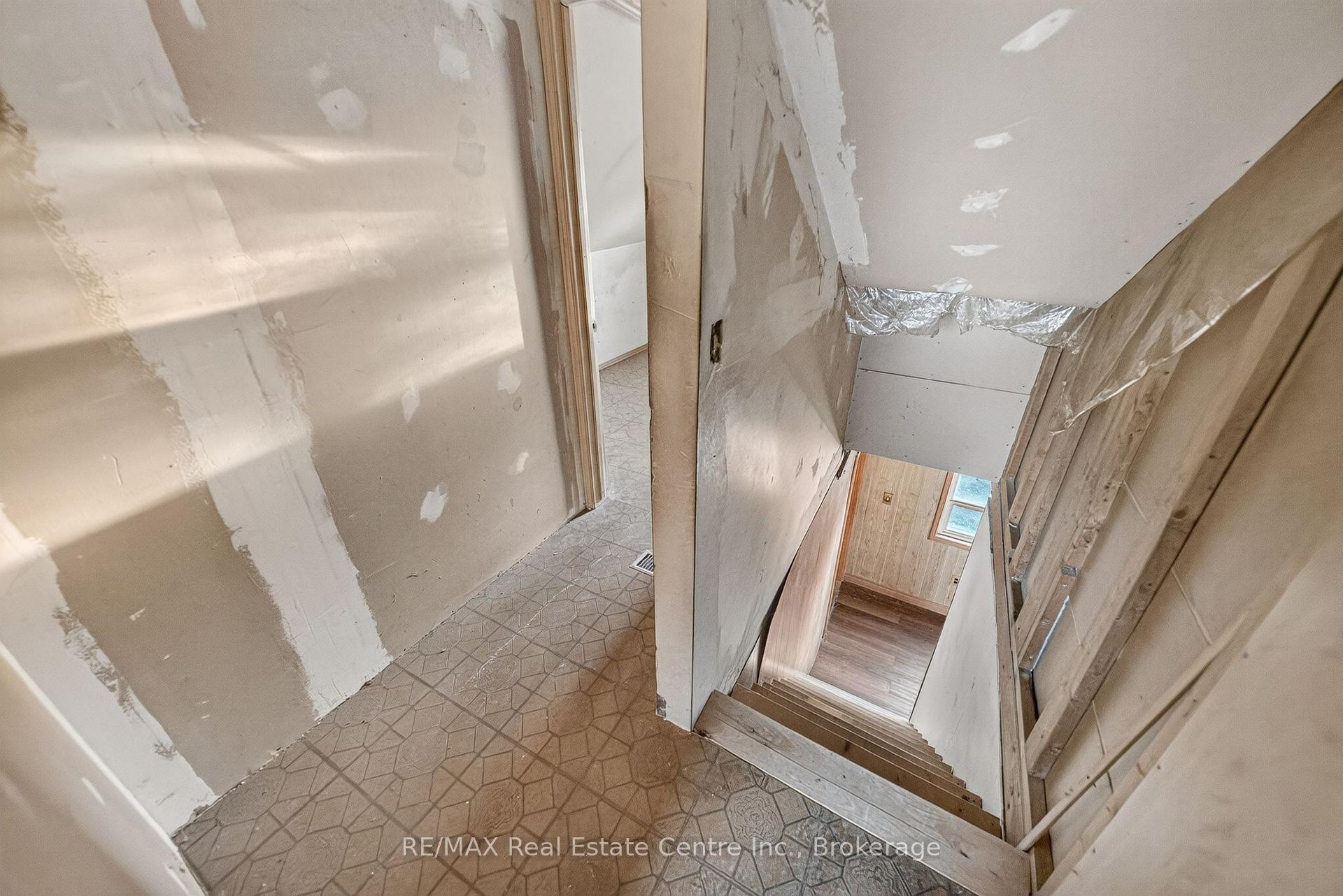 Photo 16 of 439 Alice Avenue, Kitchener, Victoria Hills — HOMEH