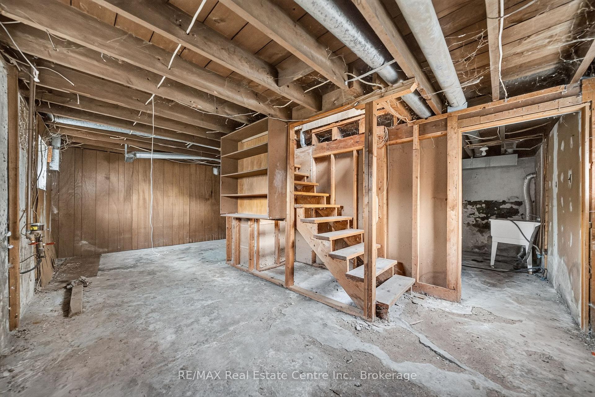 Photo 17 of 439 Alice Avenue, Kitchener, Victoria Hills — HOMEH