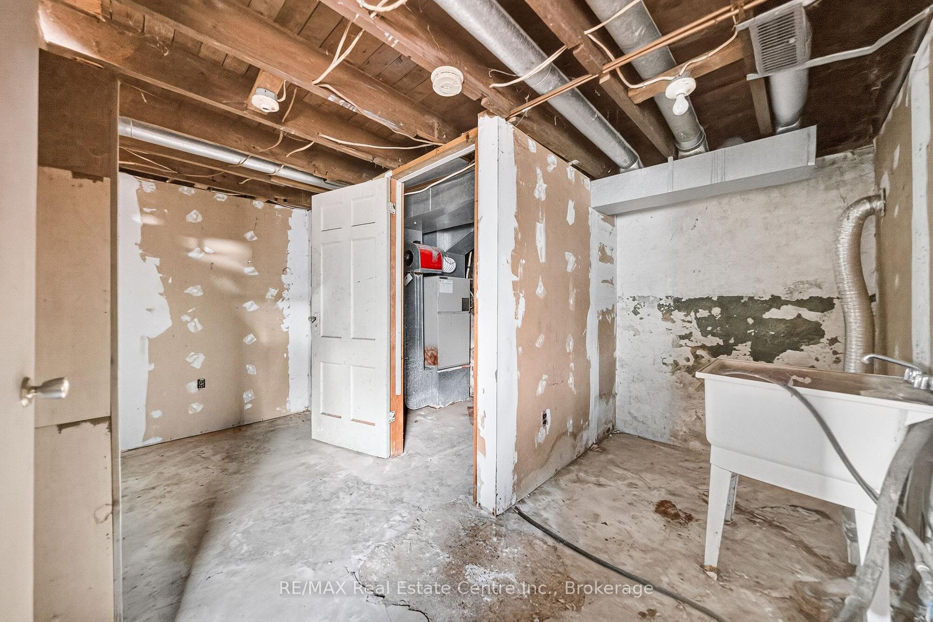 Photo 19 of 439 Alice Avenue, Kitchener, Victoria Hills — HOMEH