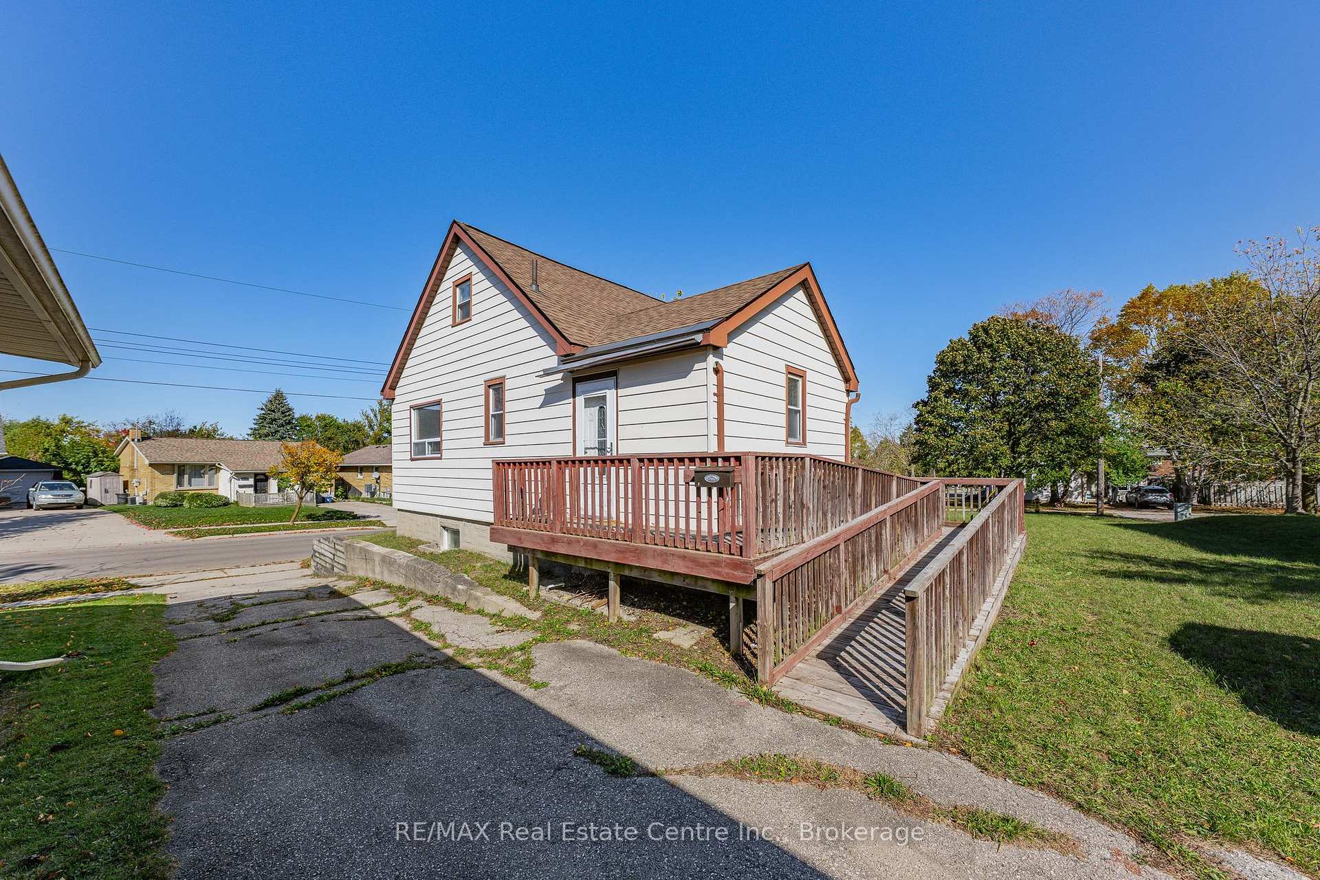 Photo 21 of 439 Alice Avenue, Kitchener, Victoria Hills — HOMEH