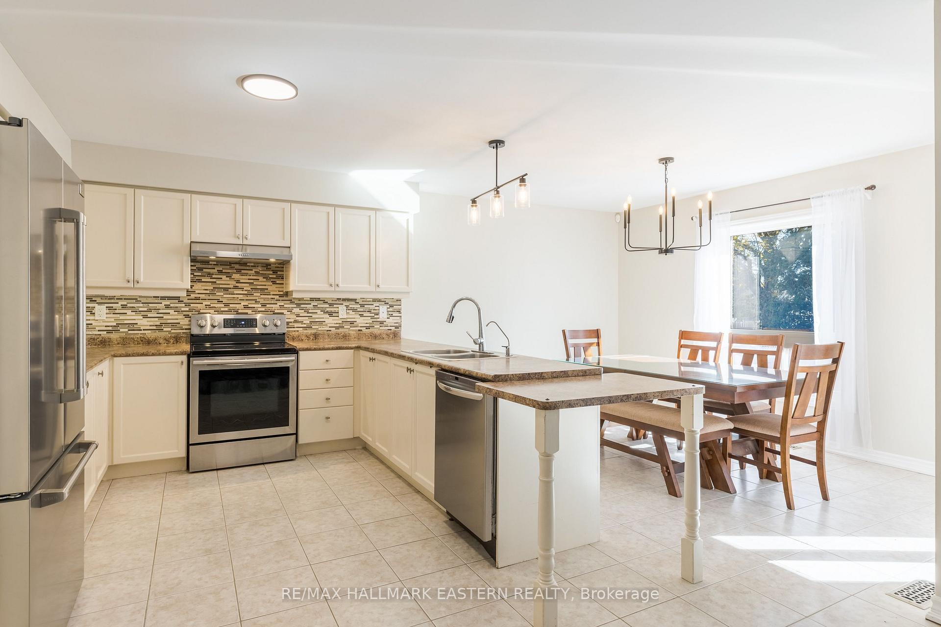 Photo 4 of 10 Springbank Road, Kawartha Lakes, Omemee — HOMEH