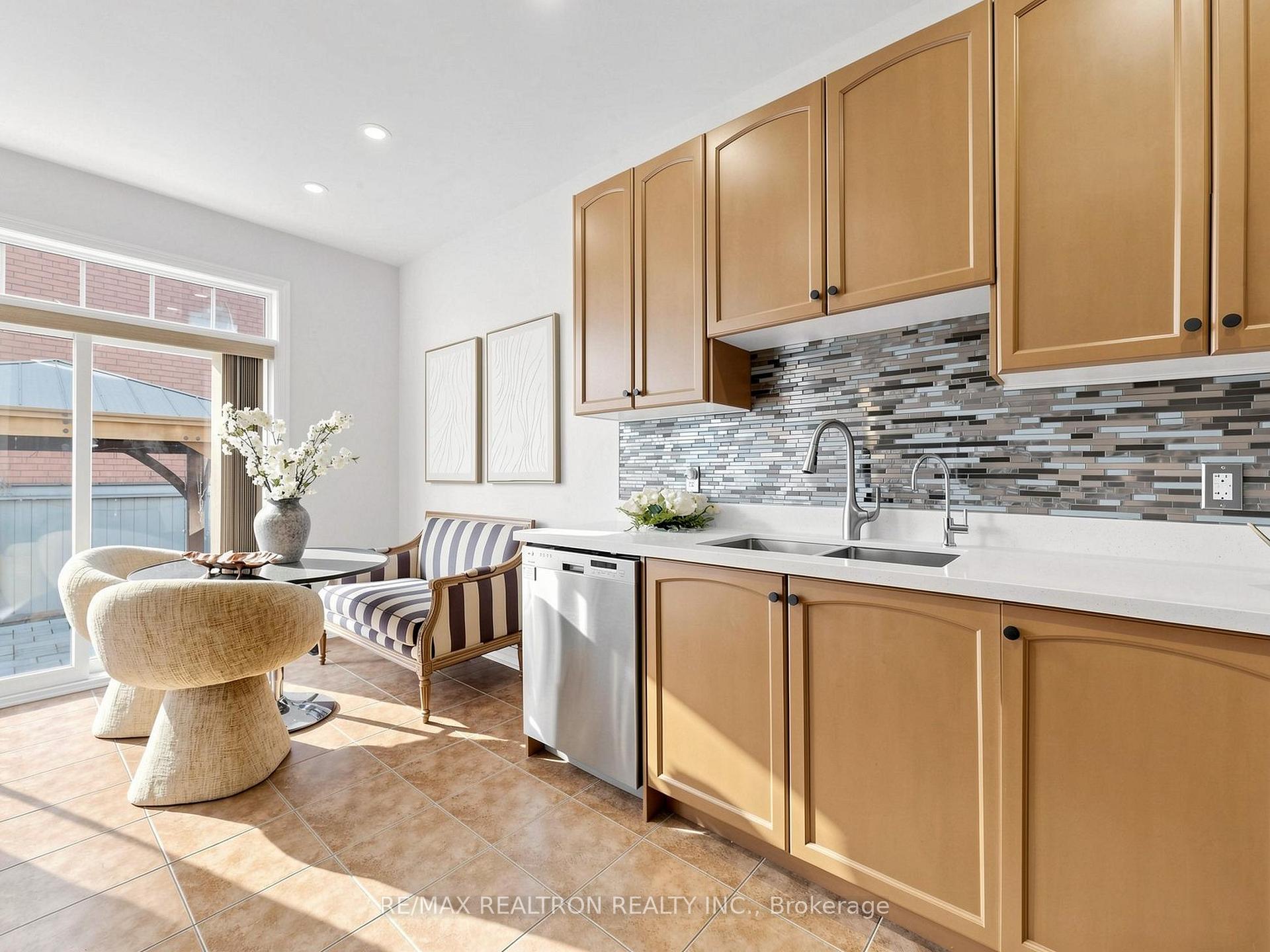 Photo 11 of 46 Mary Ellen Baker Crescent, Vaughan, Patterson — HOMEH