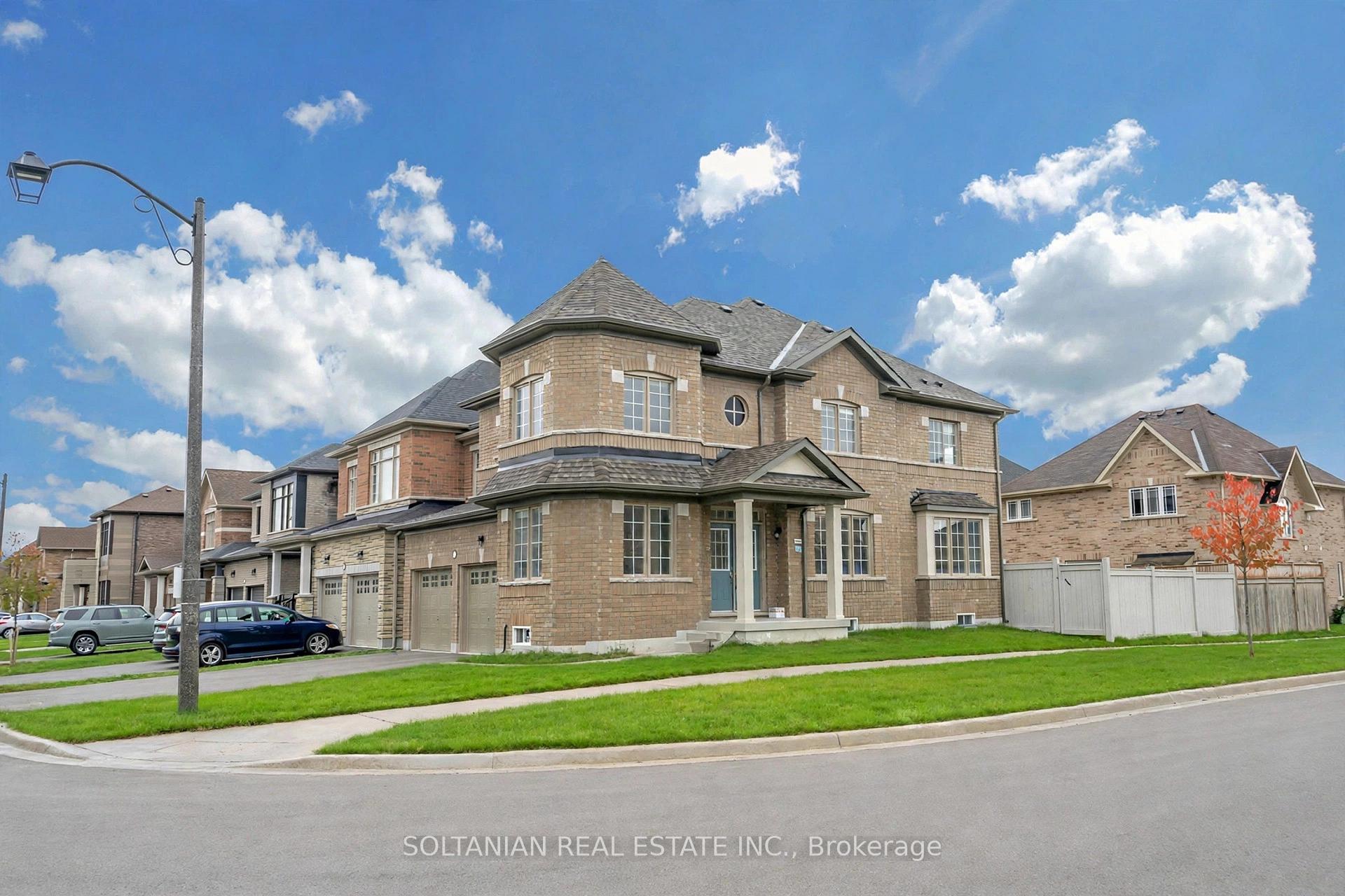 Photo 2 of 75 bud leggett Crescent, Georgina, Keswick South — HOMEH