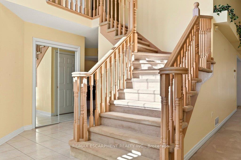Photo 3 of 13 Chianti Crescent, Hamilton, Stoney Creek — HOMEH