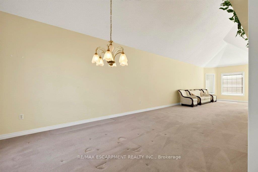 Photo 5 of 13 Chianti Crescent, Hamilton, Stoney Creek — HOMEH
