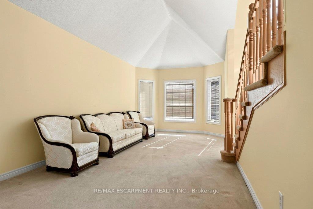 Photo 7 of 13 Chianti Crescent, Hamilton, Stoney Creek — HOMEH