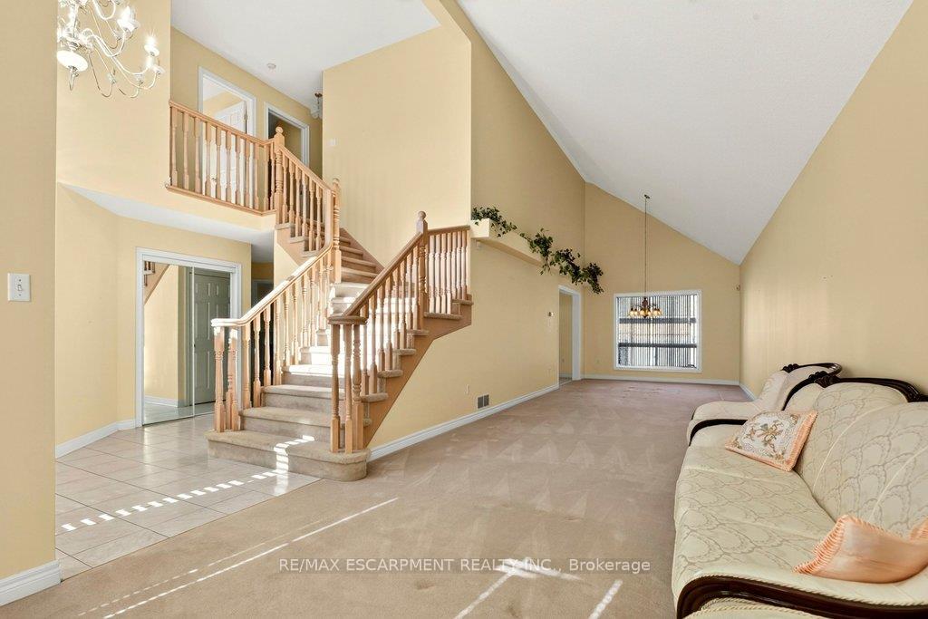 Photo 8 of 13 Chianti Crescent, Hamilton, Stoney Creek — HOMEH