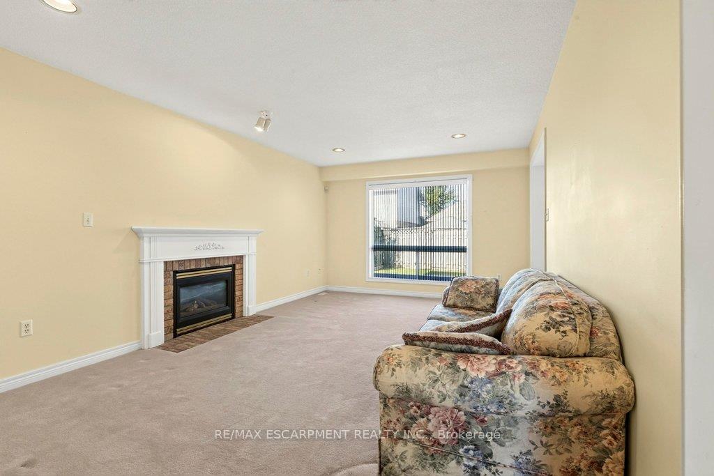 Photo 9 of 13 Chianti Crescent, Hamilton, Stoney Creek — HOMEH