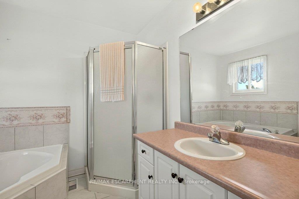 Photo 19 of 13 Chianti Crescent, Hamilton, Stoney Creek — HOMEH