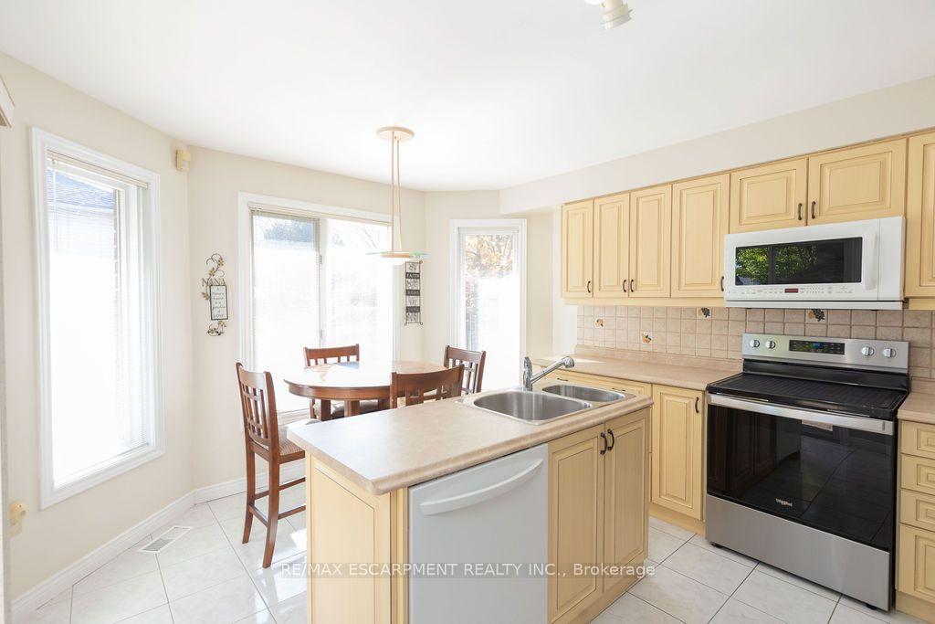 Photo 9 of 7 Falconbridge Drive, Hamilton, Carpenter — HOMEH