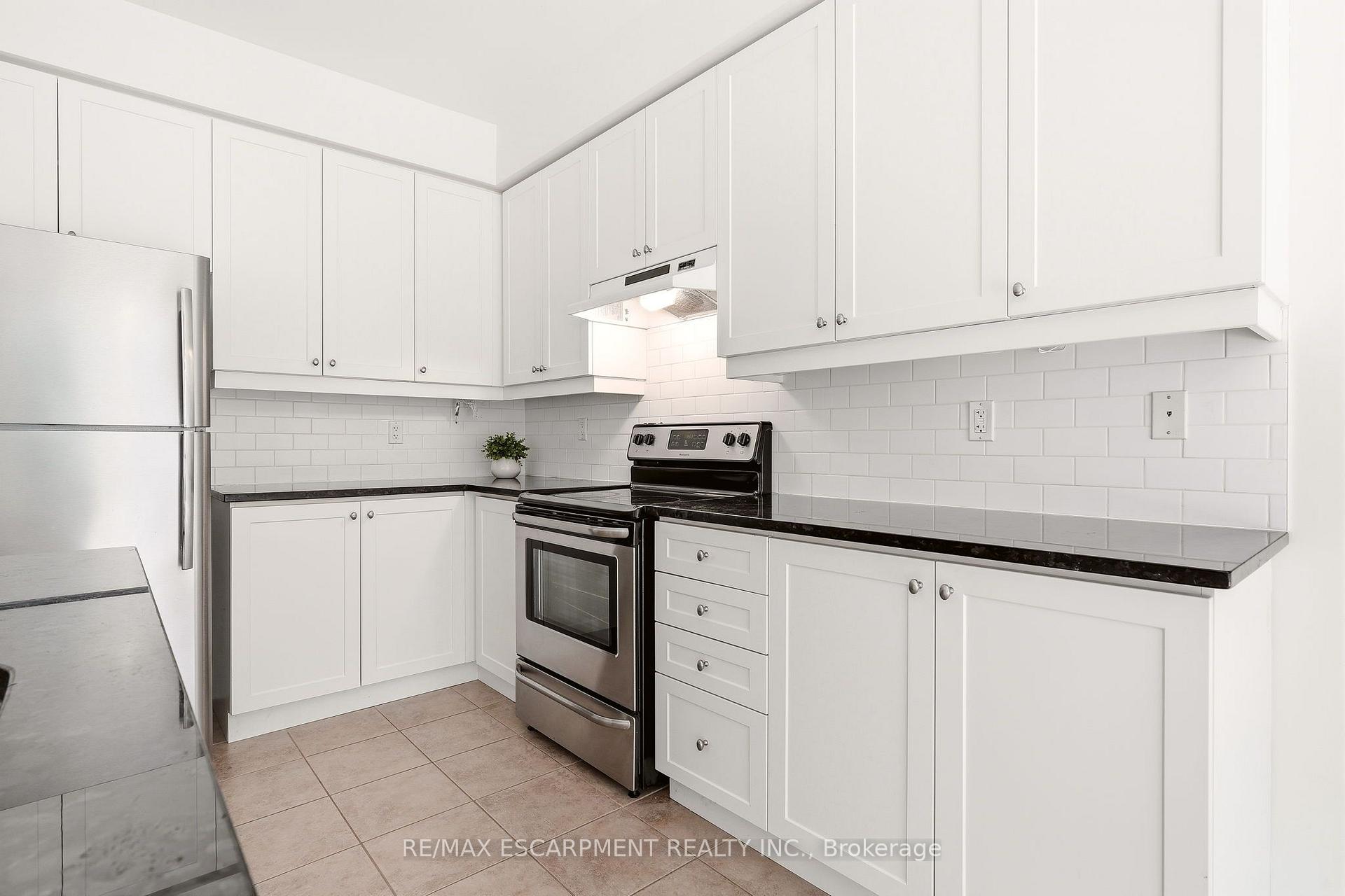 Photo 13 of 215 Nisbet Boulevard, Hamilton, Waterdown — HOMEH