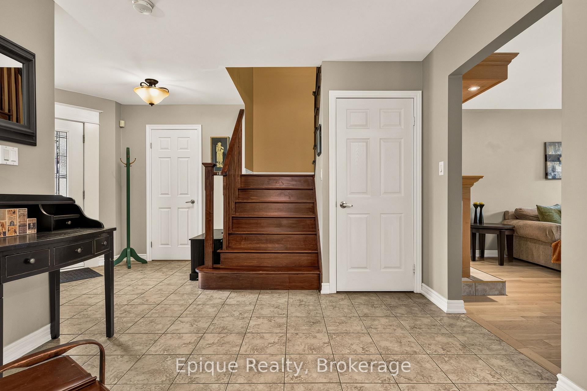 Photo 3 of 184 Locheed Drive, Hamilton, Lisgar — HOMEH