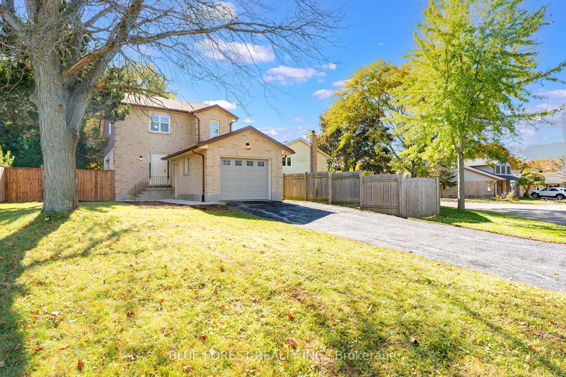 Photo 2 of 1048 Mahogany Road, London, North P — HOMEH