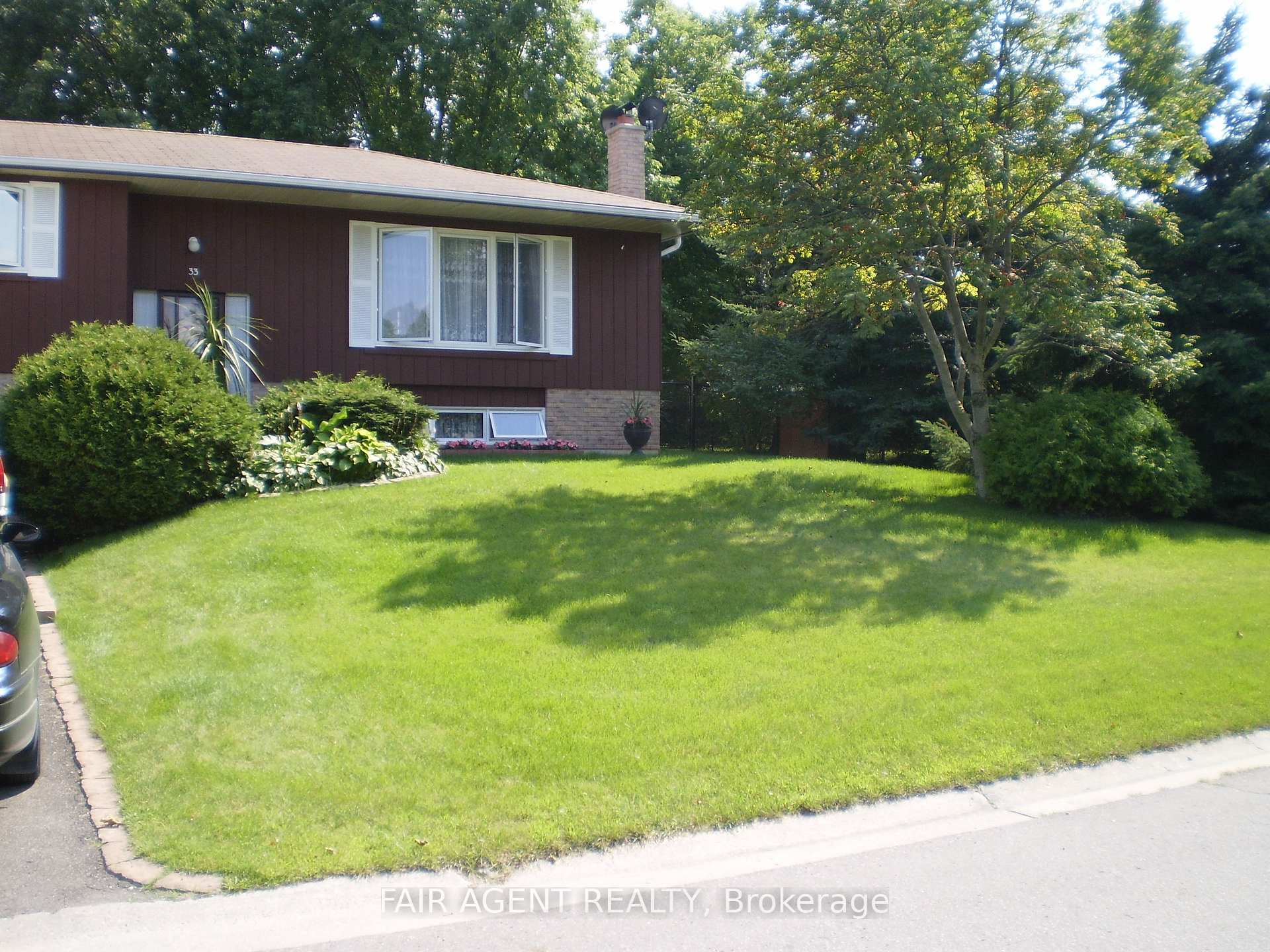 Photo 2 of 33 Maynard Drive, King, Schomberg — HOMEH