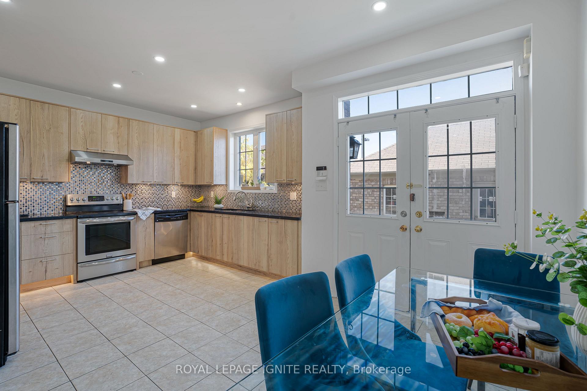 Photo 17 of 34 Pike Lane, Markham, Cornell — HOMEH