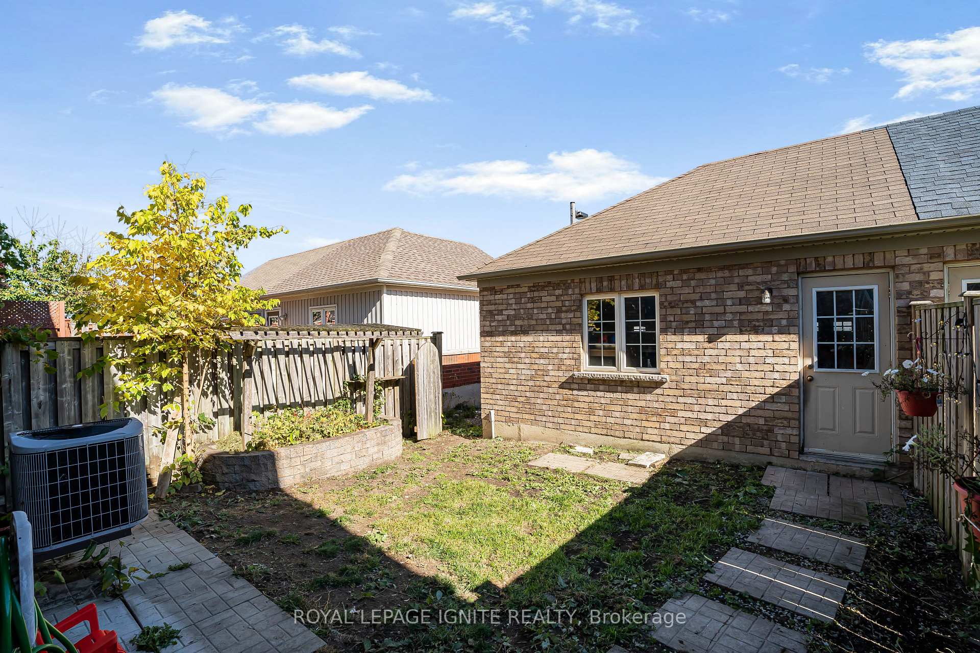 Photo 38 of 34 Pike Lane, Markham, Cornell — HOMEH