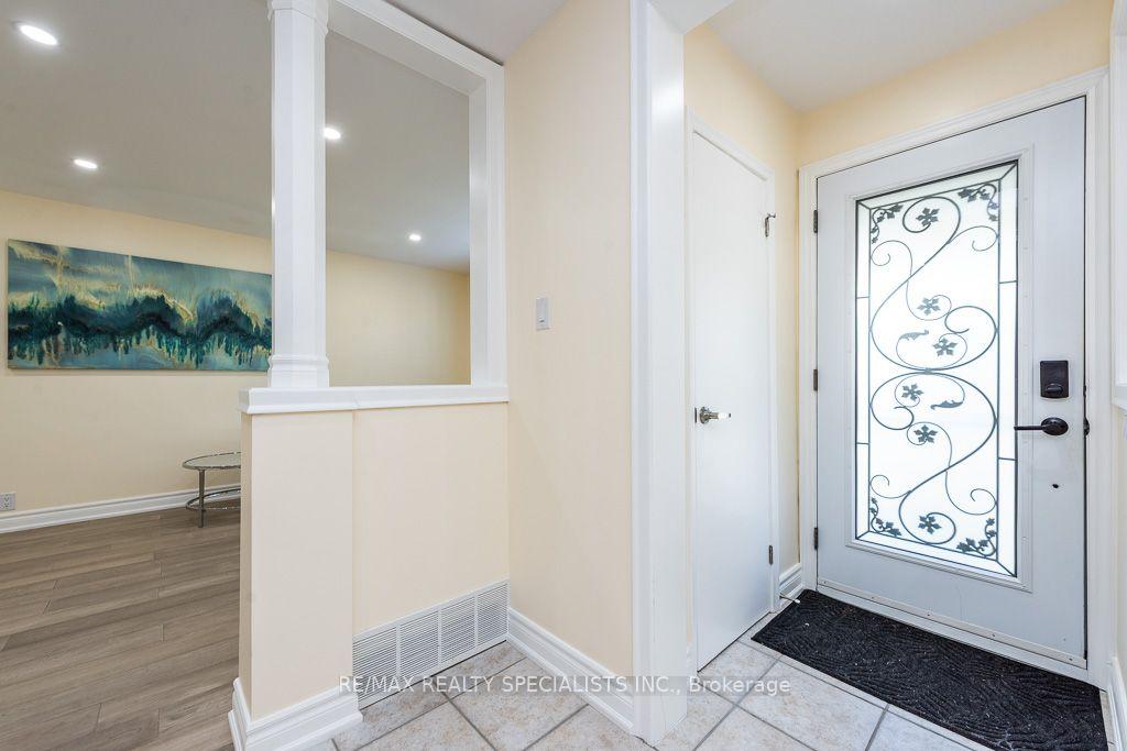 Photo 4 of Unit MAIN, 79 Clearbrooke Circle, Etobicoke, Rexdale-Kipling — HOMEH