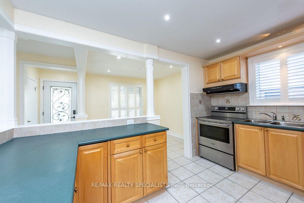 Photo 11 of Unit MAIN, 79 Clearbrooke Circle, Etobicoke, Rexdale-Kipling — HOMEH