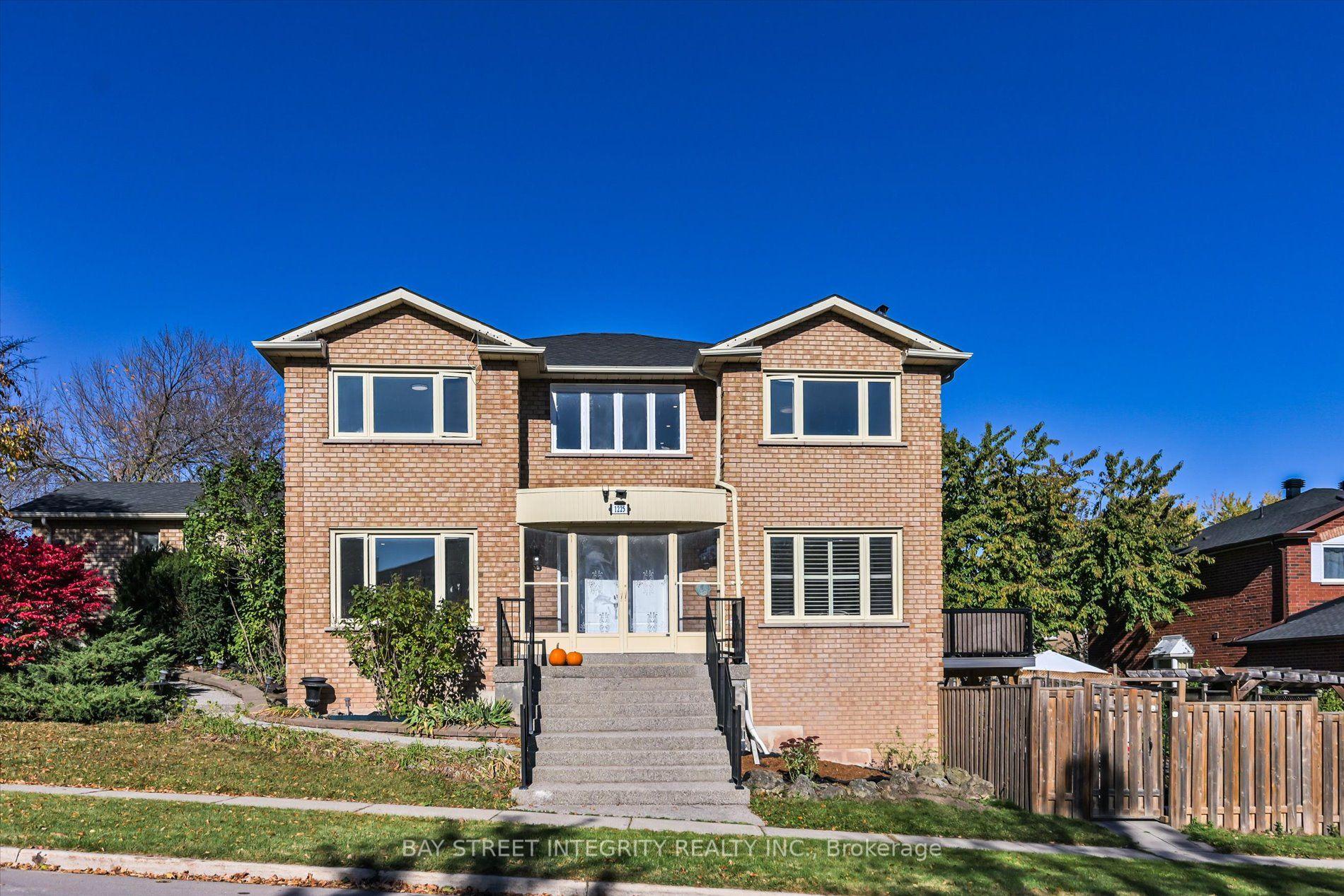 Photo 2 of 1225 Winterbourne Drive, Oakville, Clearview — HOMEH