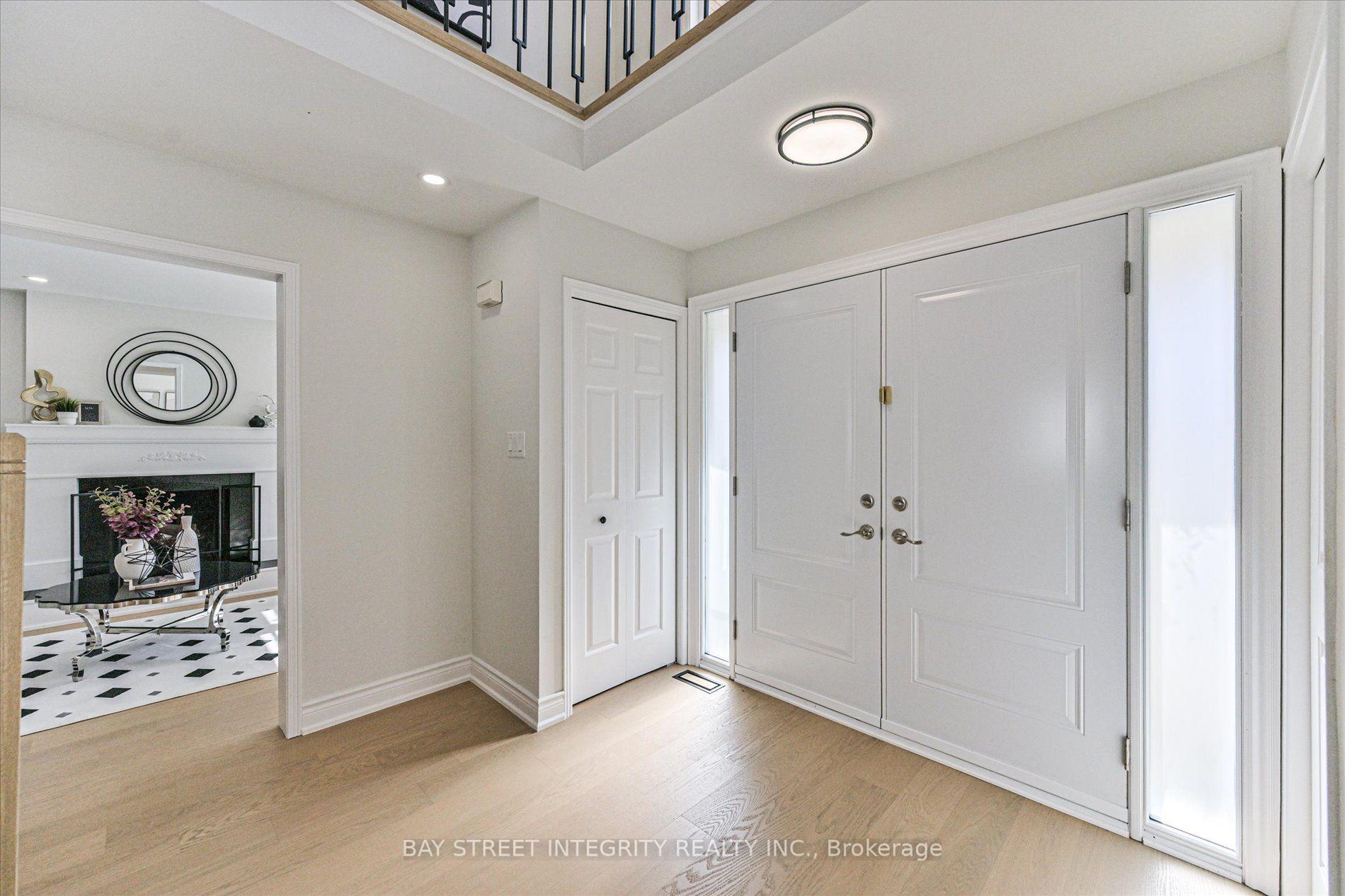 Photo 4 of 1225 Winterbourne Drive, Oakville, Clearview — HOMEH