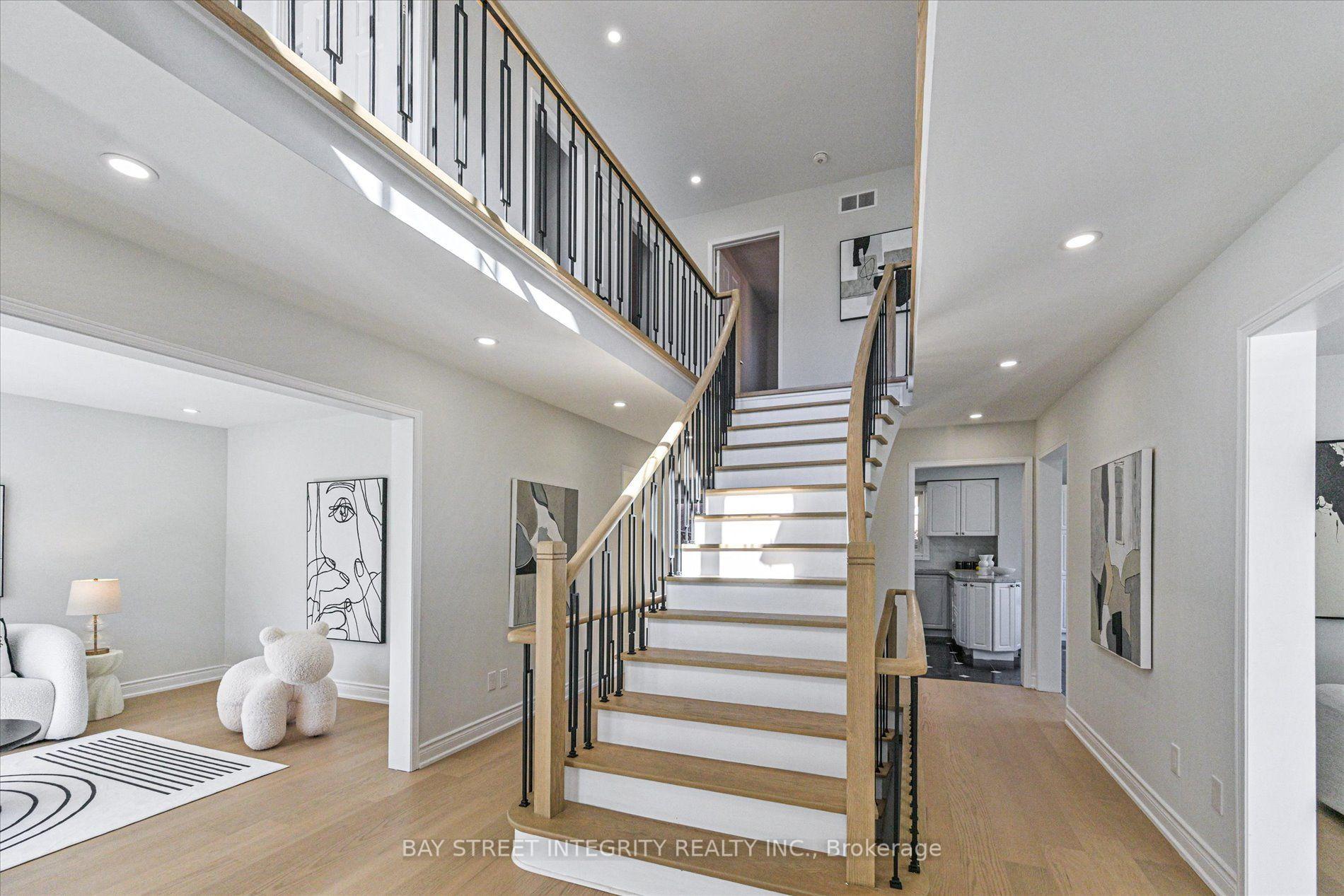 Photo 5 of 1225 Winterbourne Drive, Oakville, Clearview — HOMEH