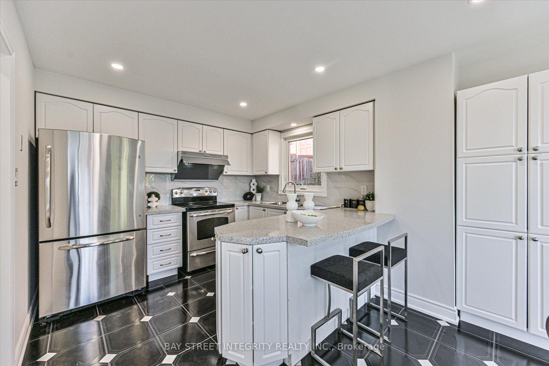 Photo 13 of 1225 Winterbourne Drive, Oakville, Clearview — HOMEH