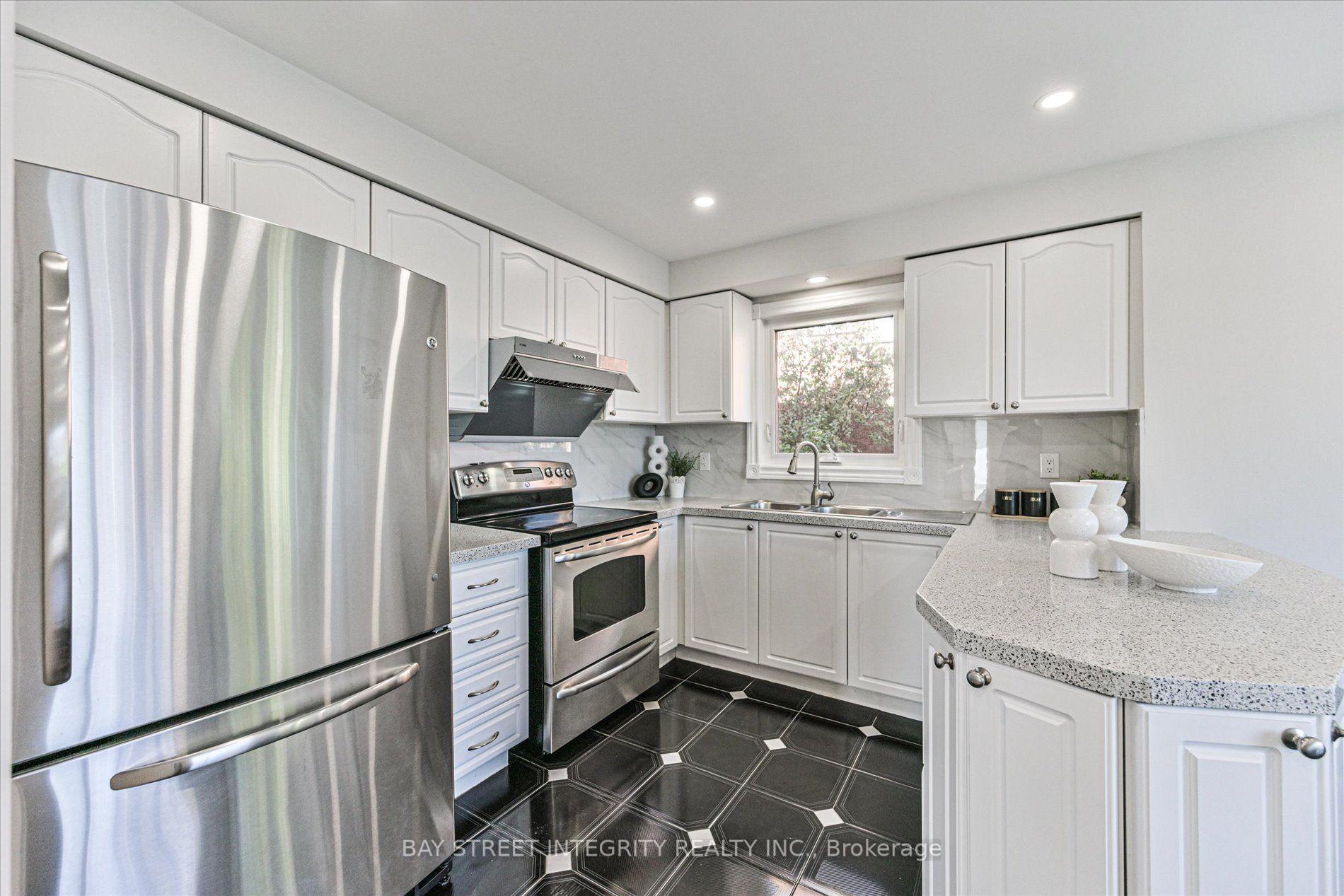 Photo 14 of 1225 Winterbourne Drive, Oakville, Clearview — HOMEH