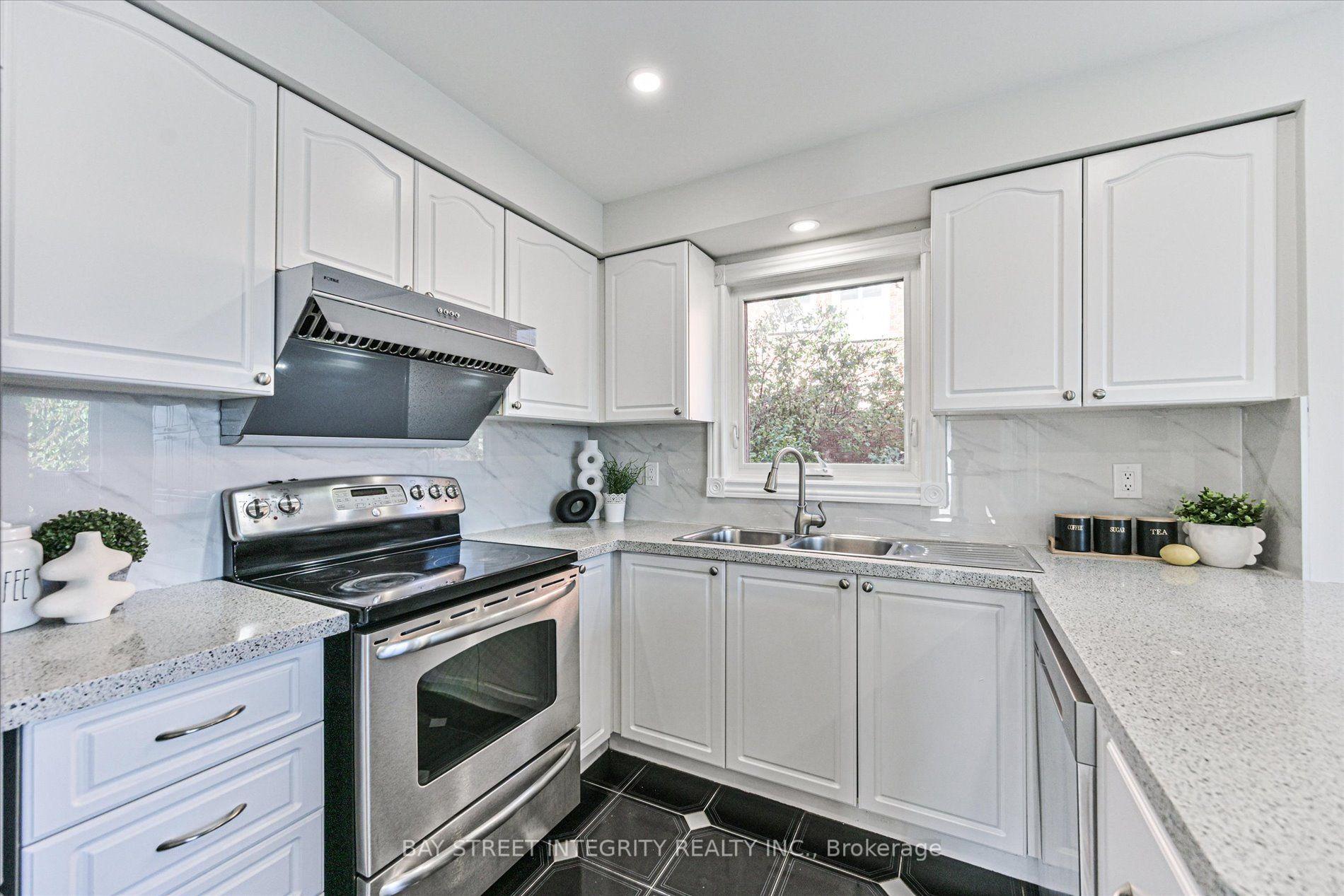 Photo 16 of 1225 Winterbourne Drive, Oakville, Clearview — HOMEH