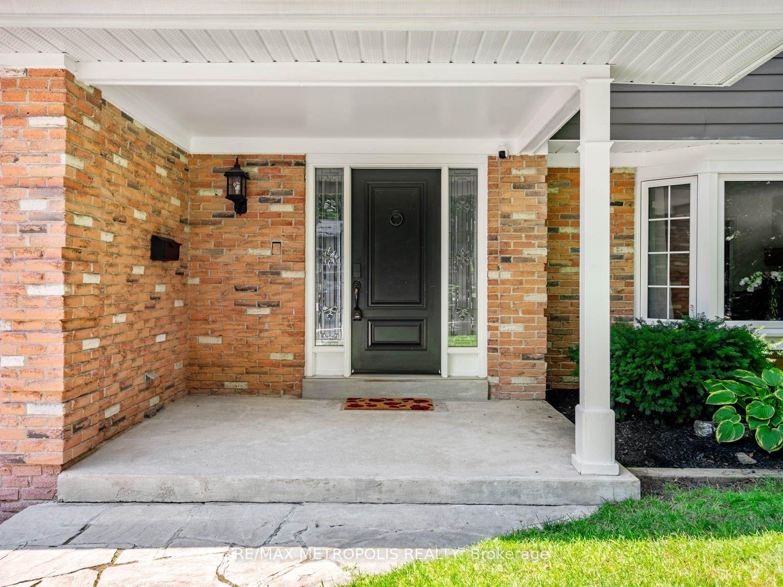 Photo 3 of 144 All Saints Crescent, Oakville, Ford — HOMEH